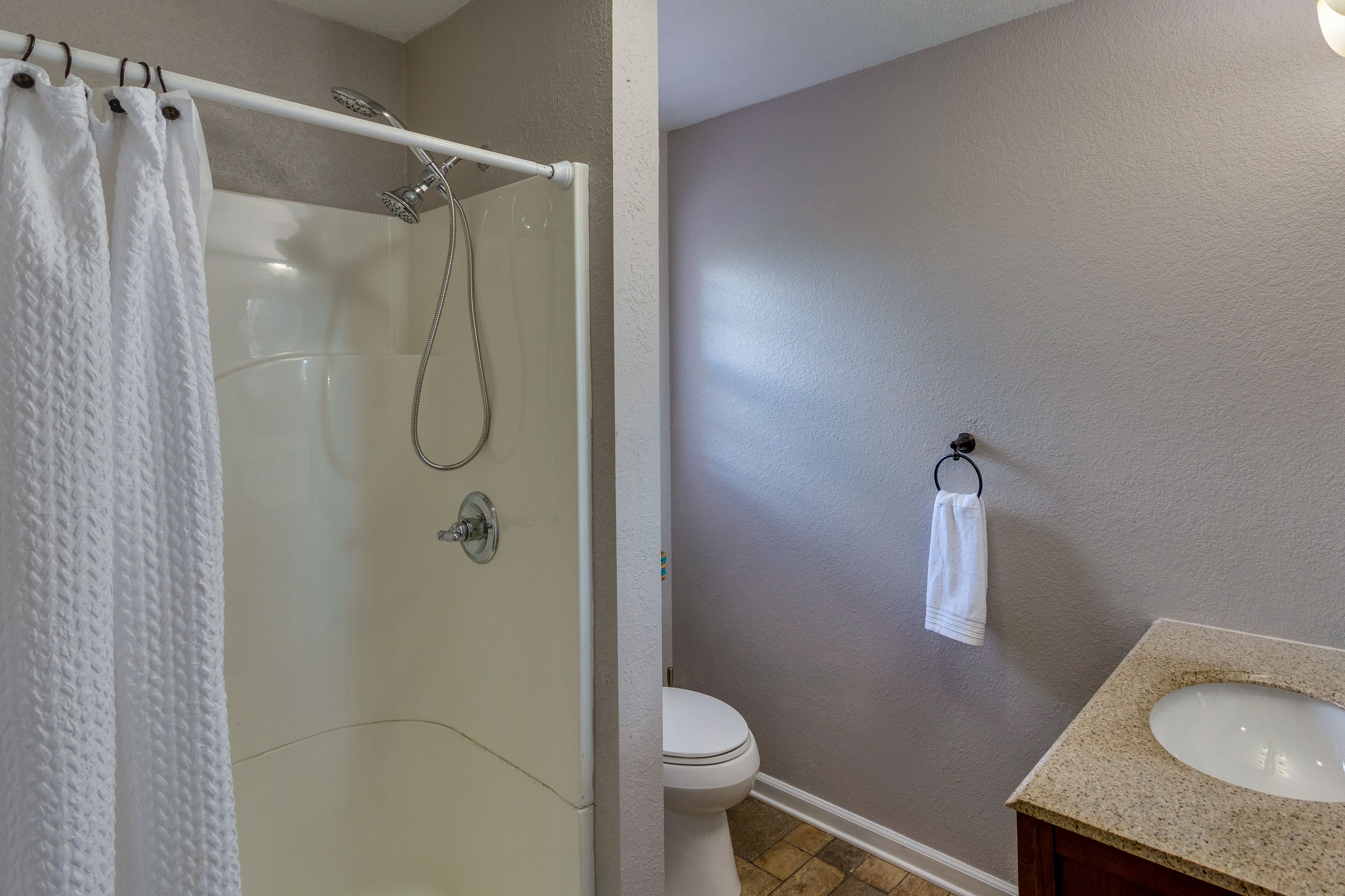 Full Bathroom | Complimentary Toiletries
