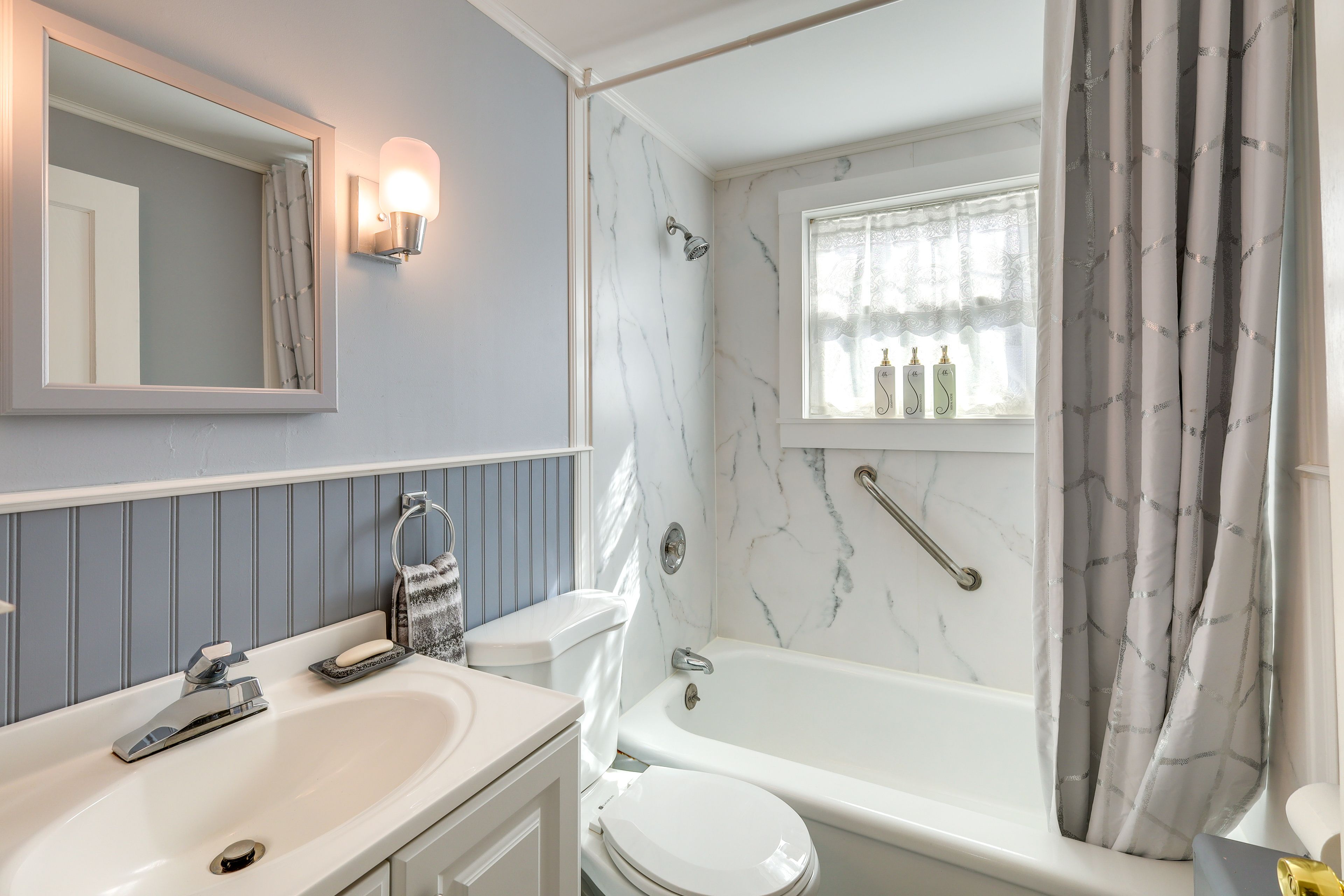 Full Bathroom | Towels Provided