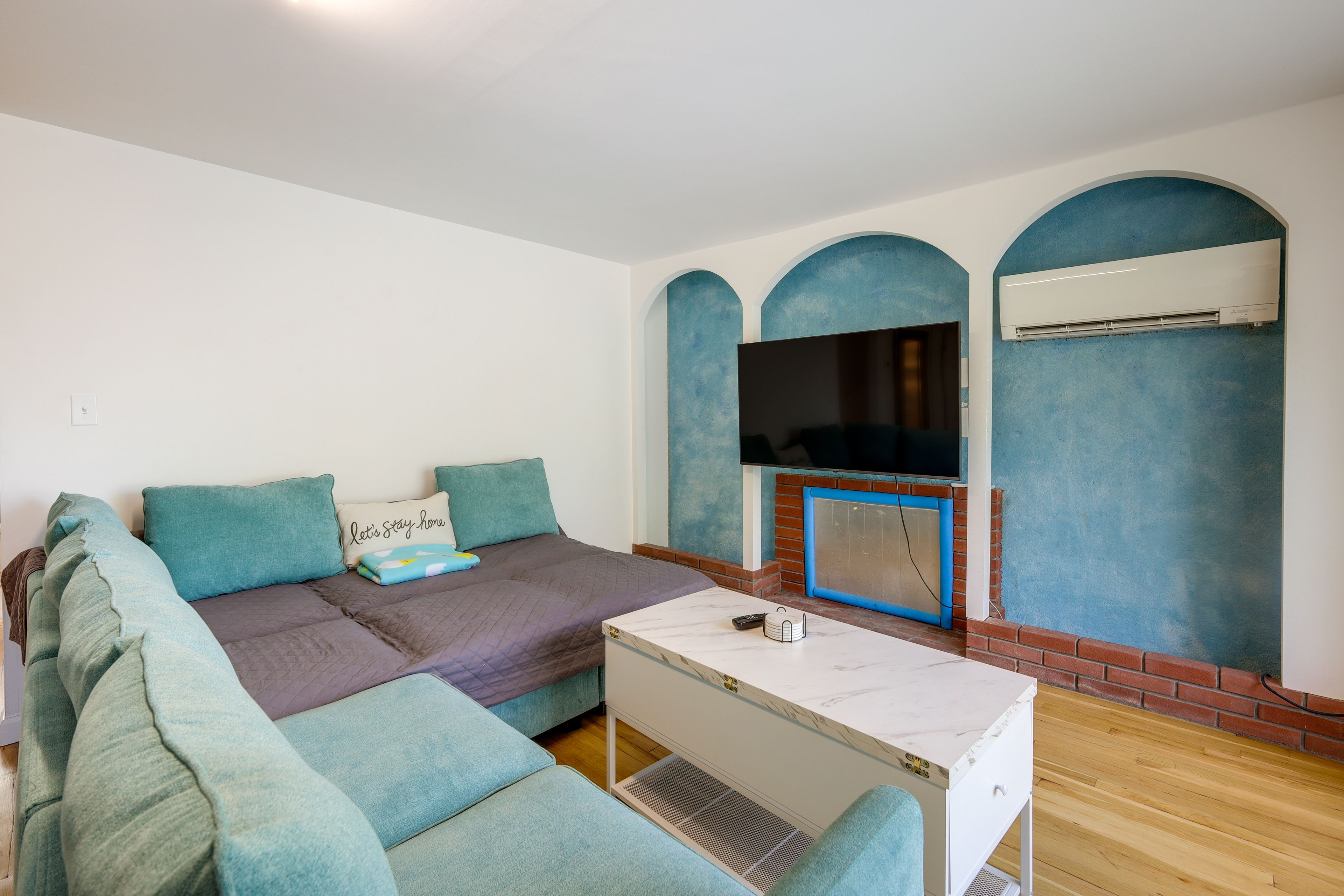 Living Room | Smart TV | Free WiFi