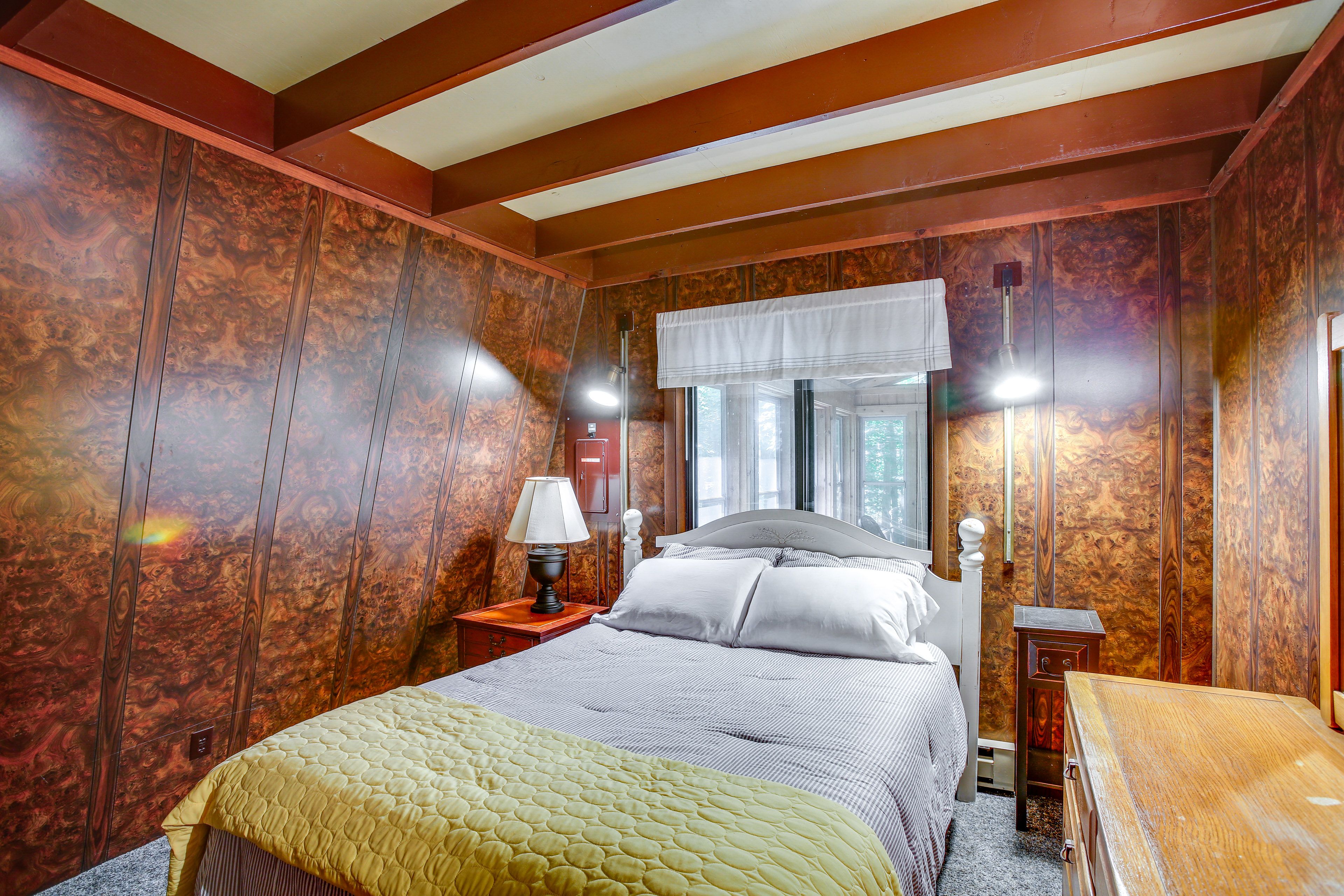Bedroom 1 | Queen Bed