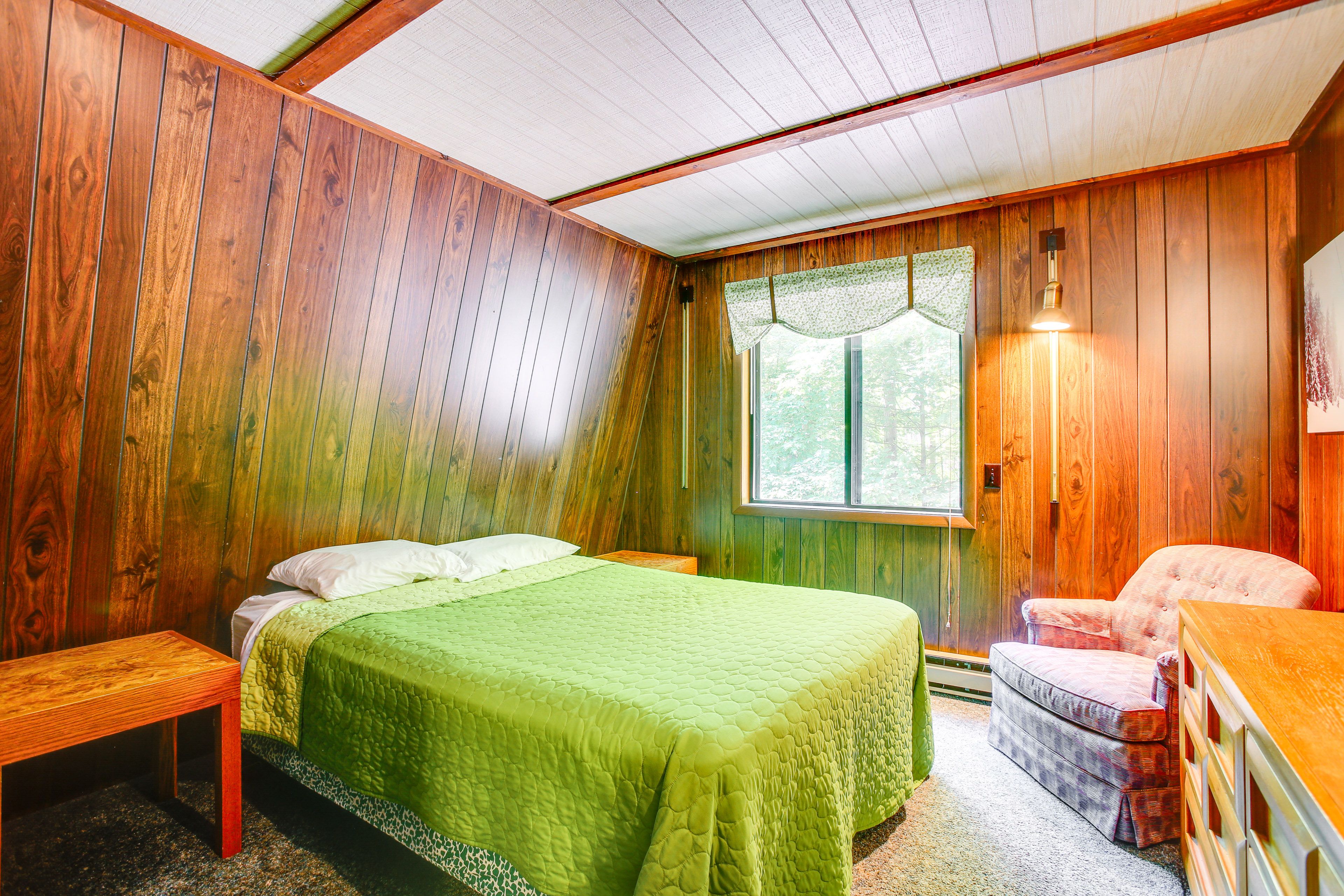Bedroom 2 | Queen Bed