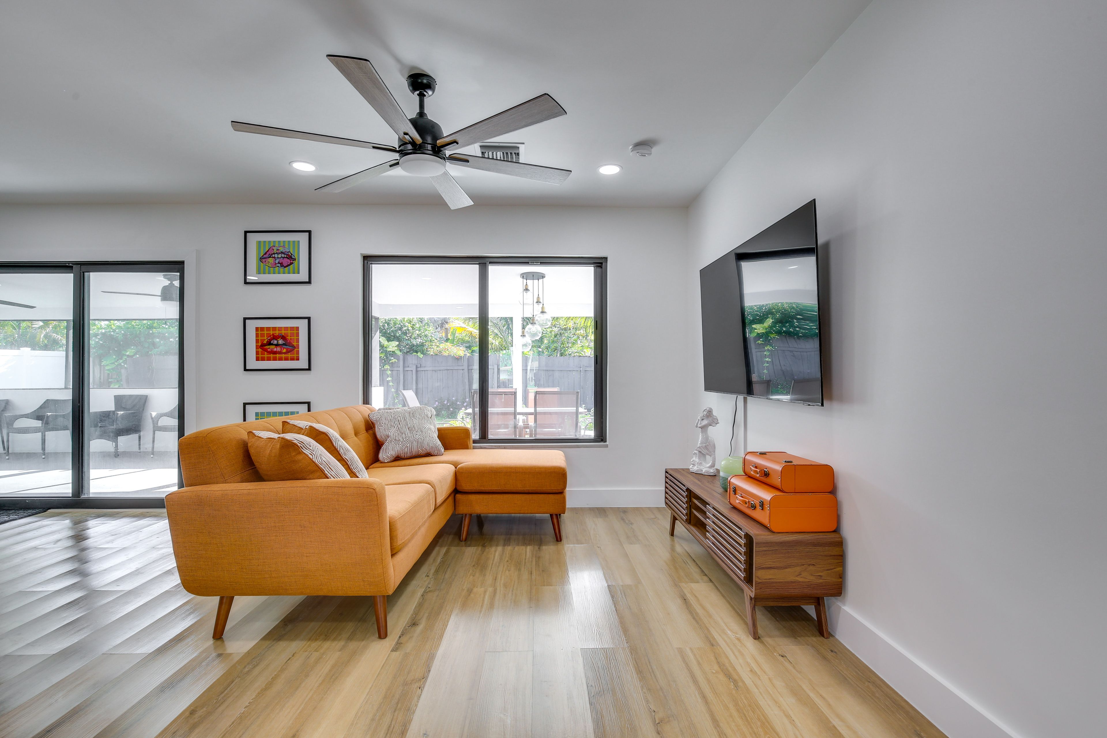 Living Room | Smart TV w/ Cable | Central Heating & A/C | Free WiFi