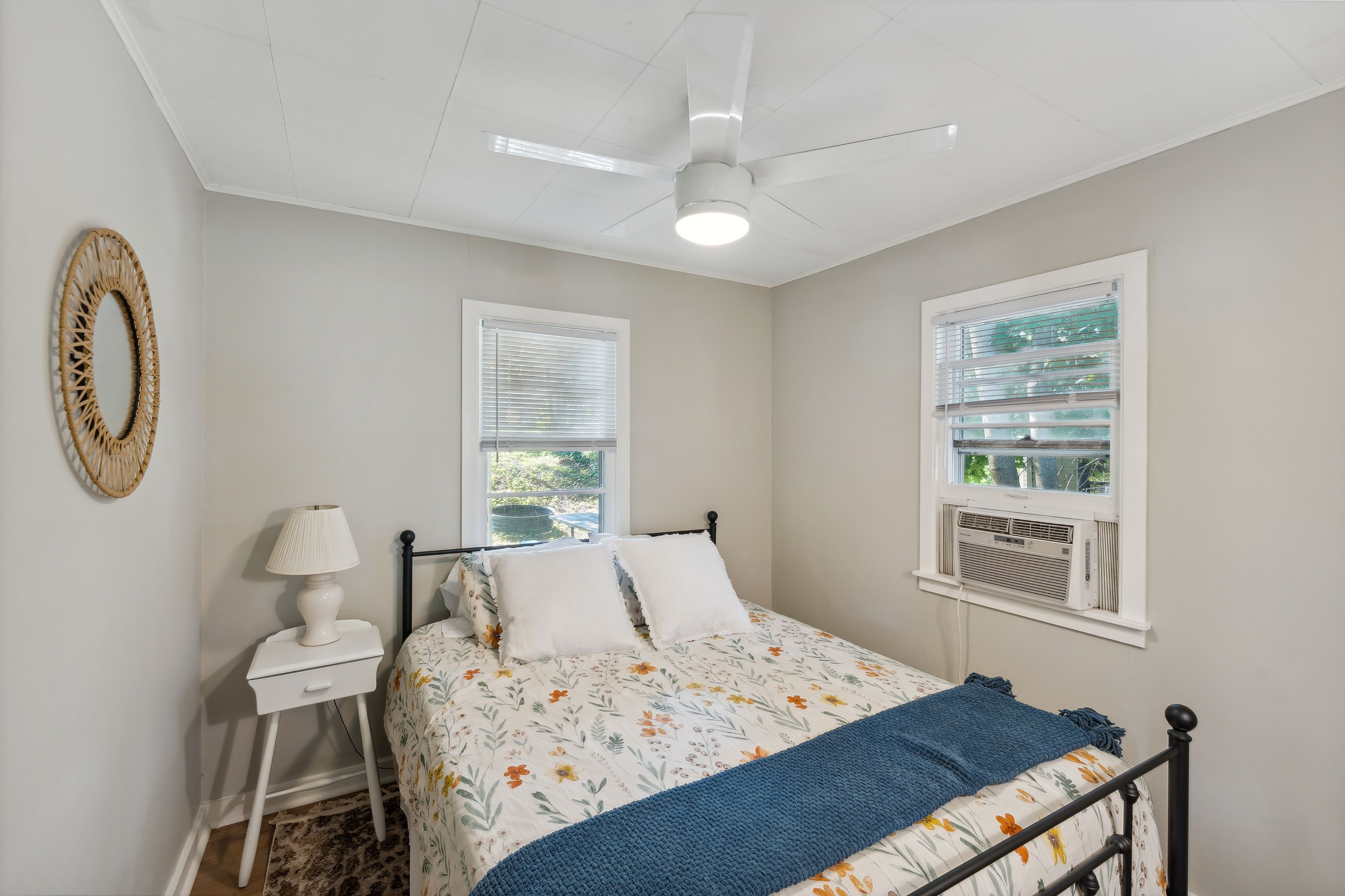 Bedroom 1 | Queen Bed