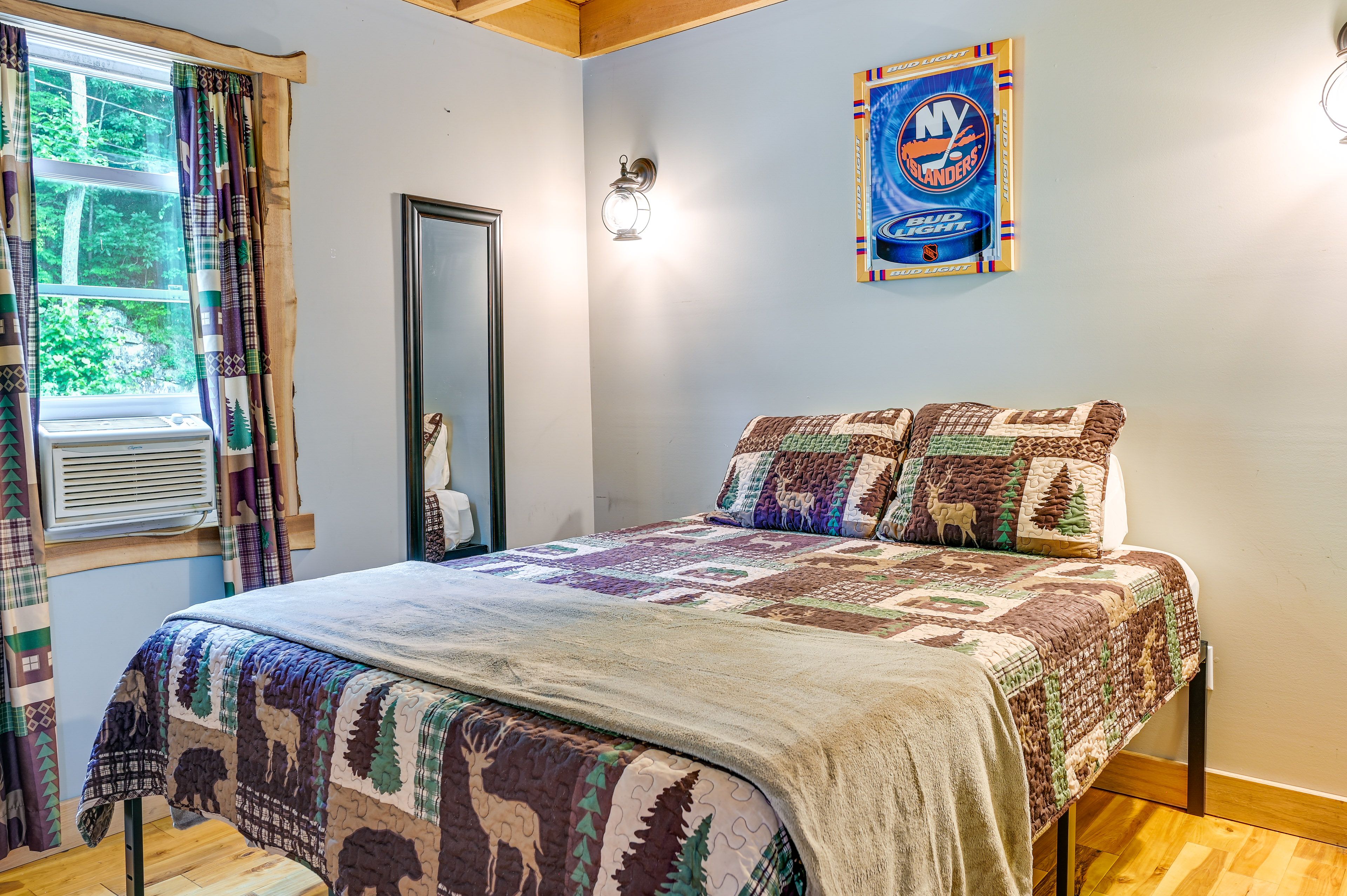 Bedroom 1 | Queen Bed | 1st Floor