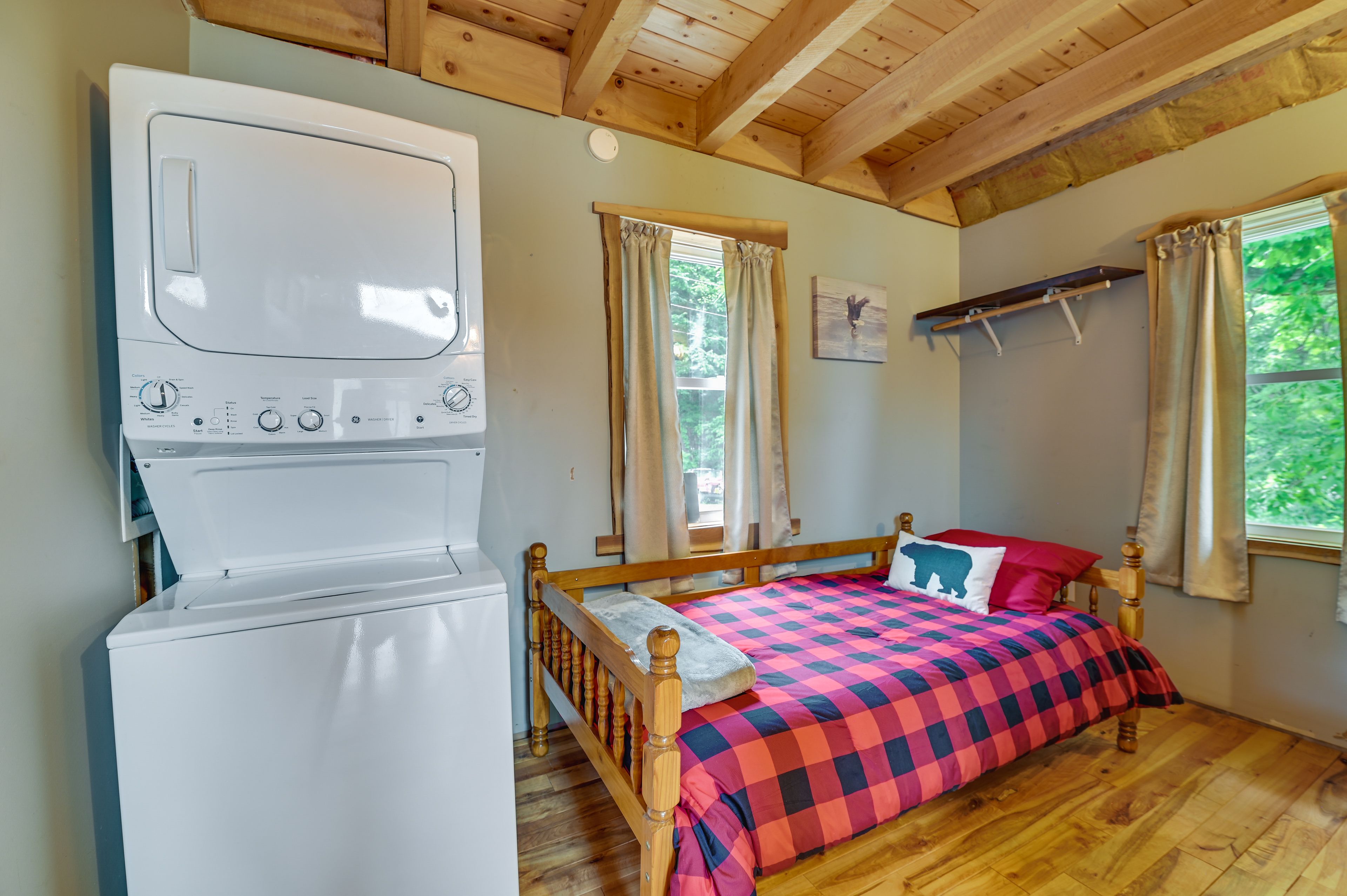 Bedroom 2 | Twin Bed | 1st Floor