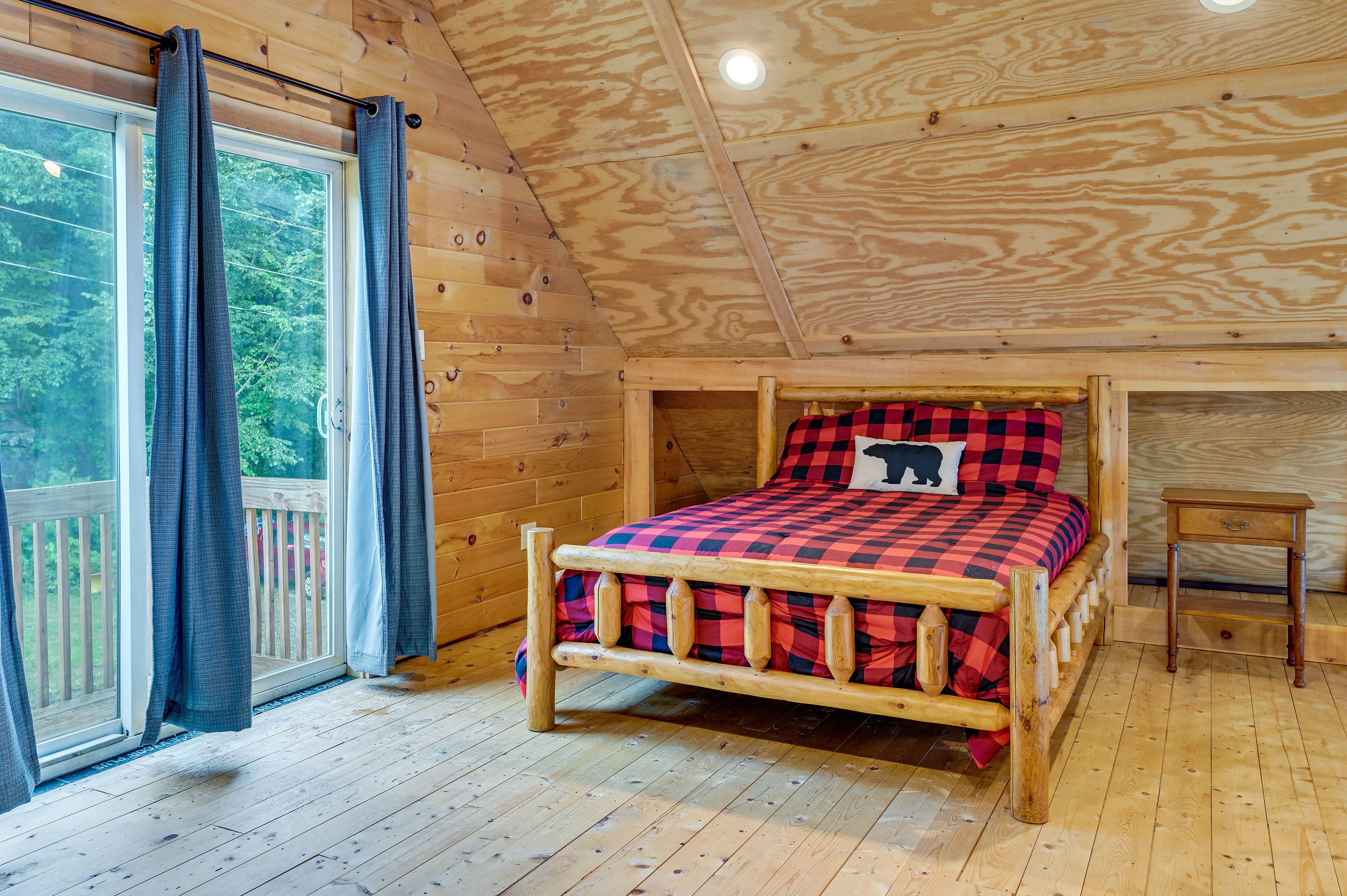 Bedroom 3 (Loft) | Queen Bed | Top Floor