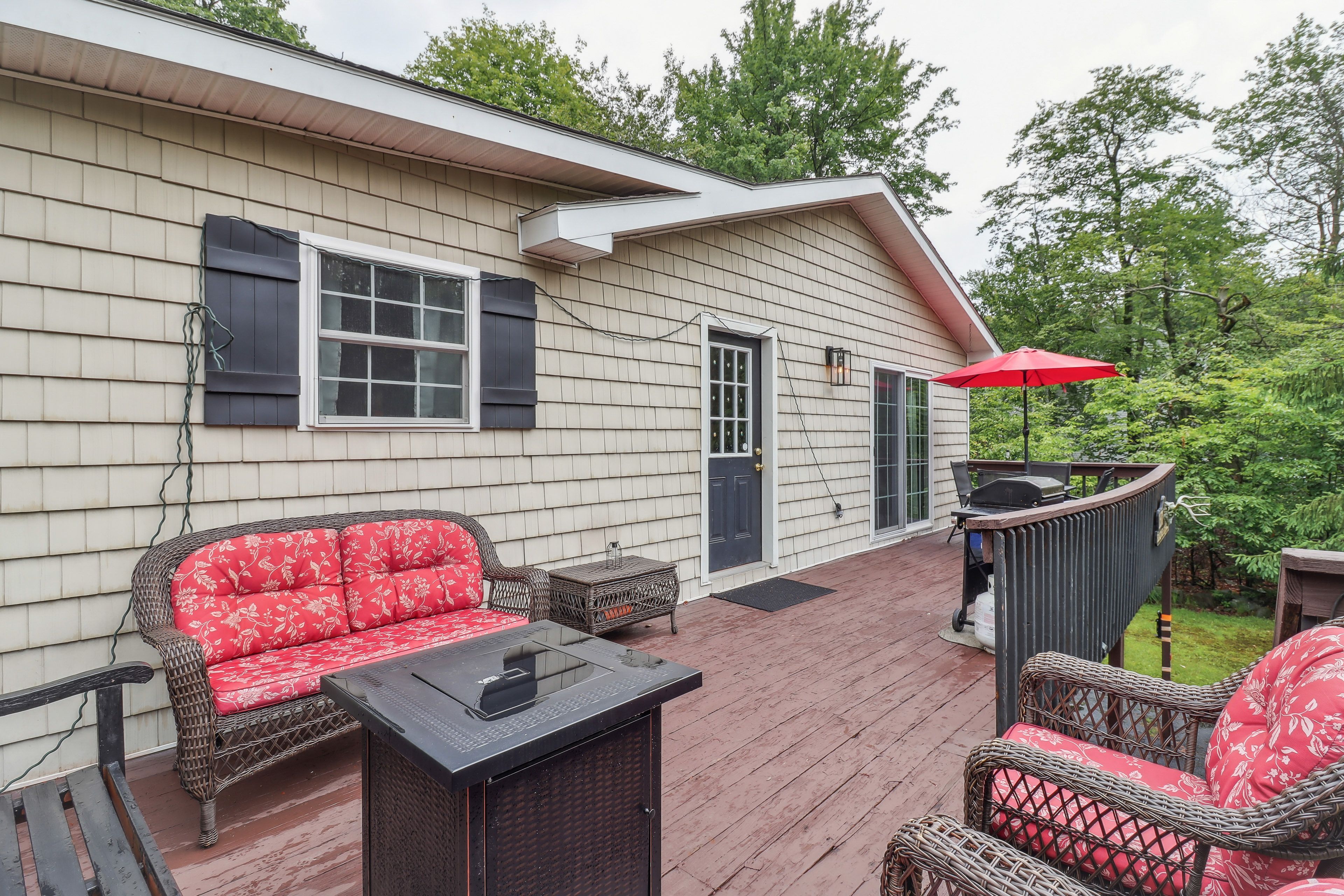 Deck | Outdoor Dining Area | Gas Grill | Gas Fire Pit