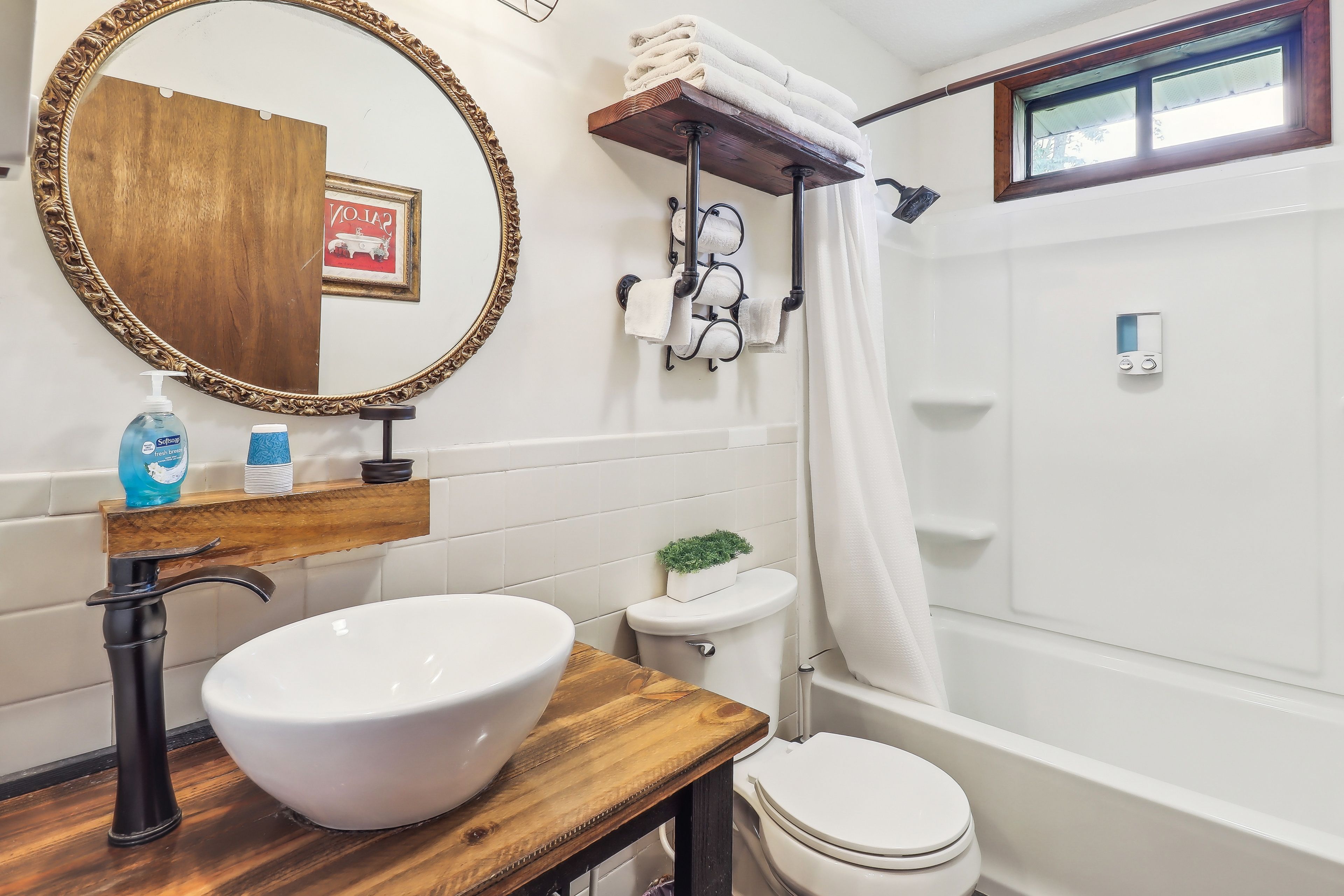 Full Bathroom | Towels Provided | Hair Dryer