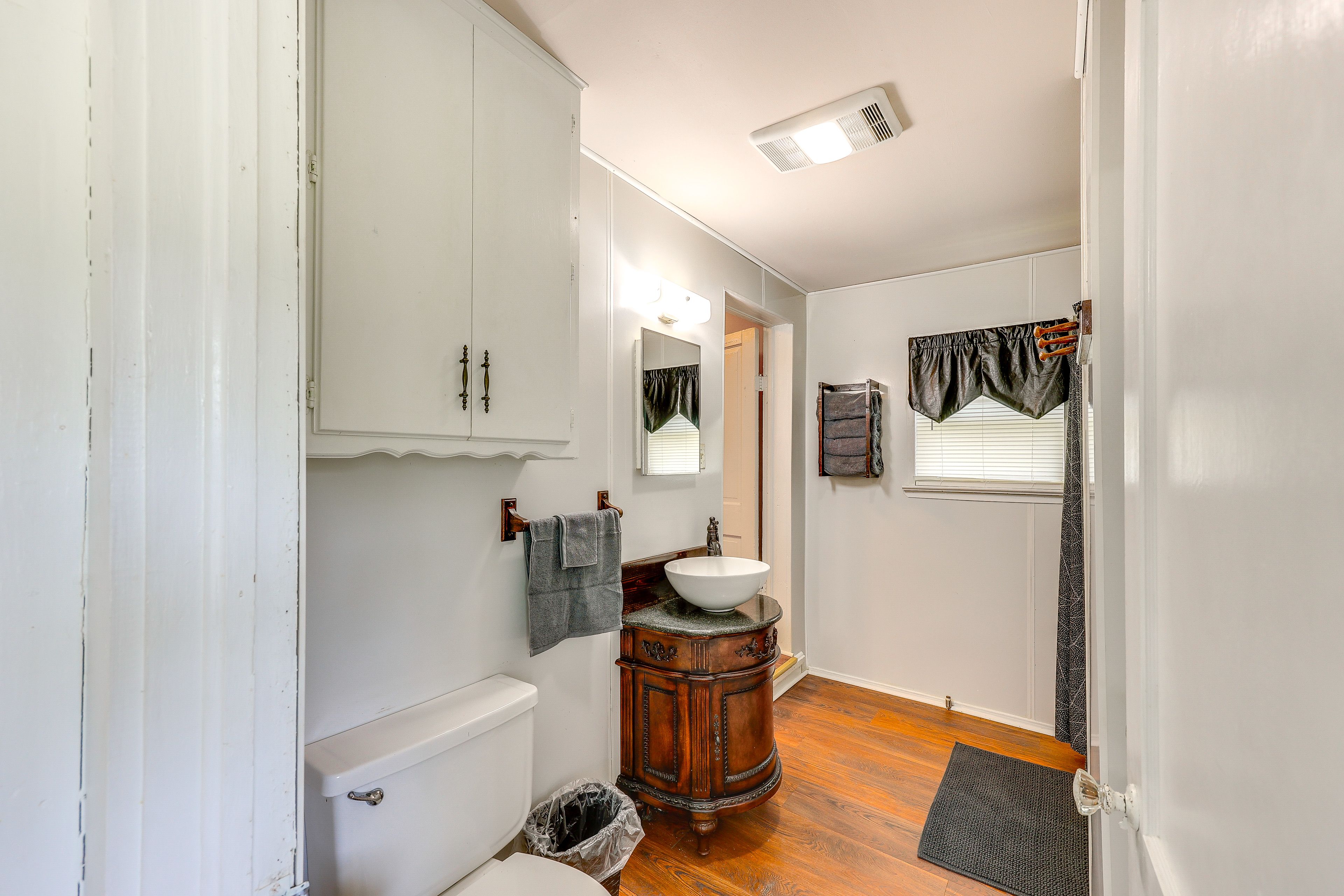 Full Bathroom | Towels Provided | Complimentary Toiletries
