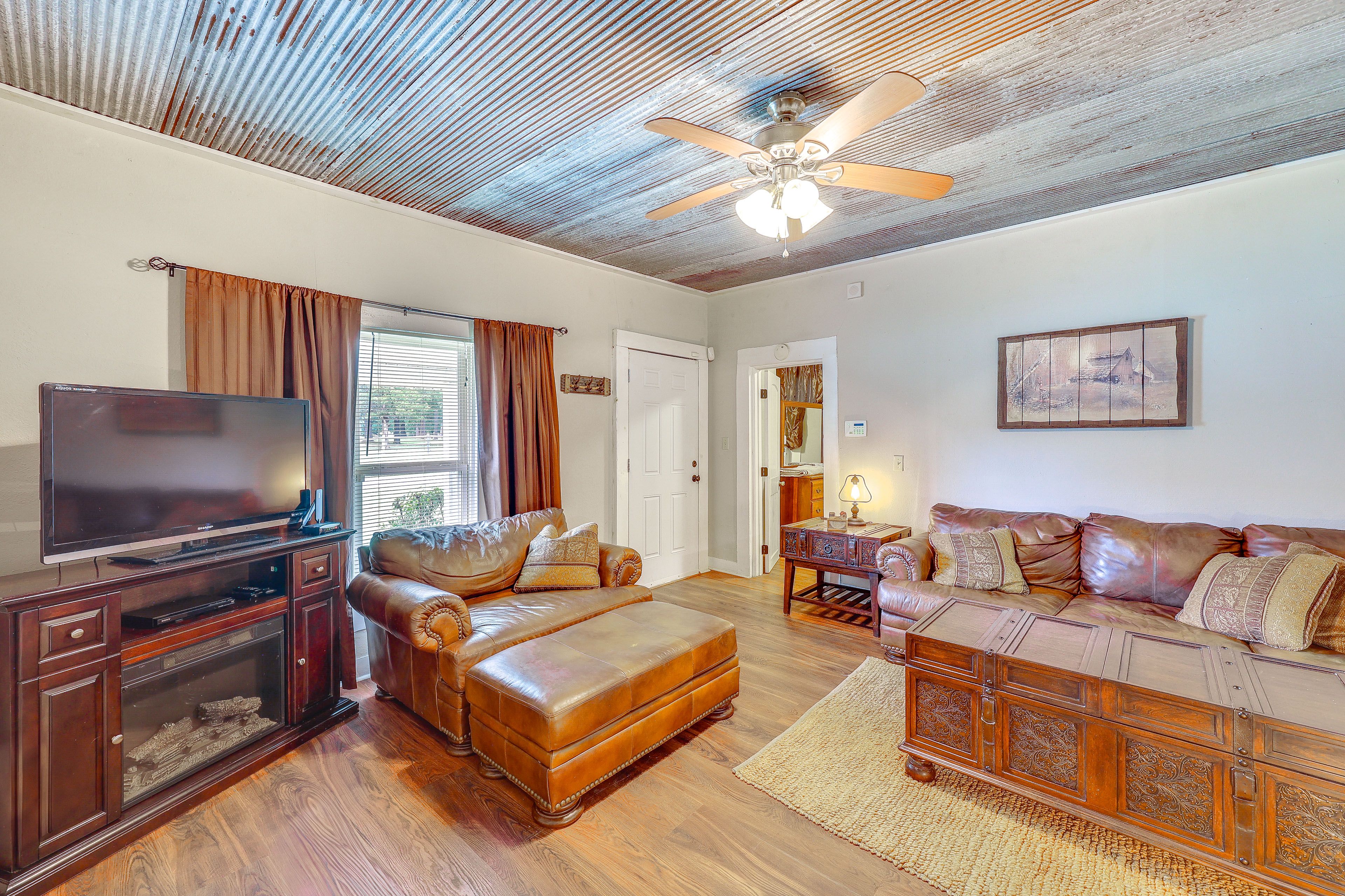 Living Room | Single-Story House | Free WiFi