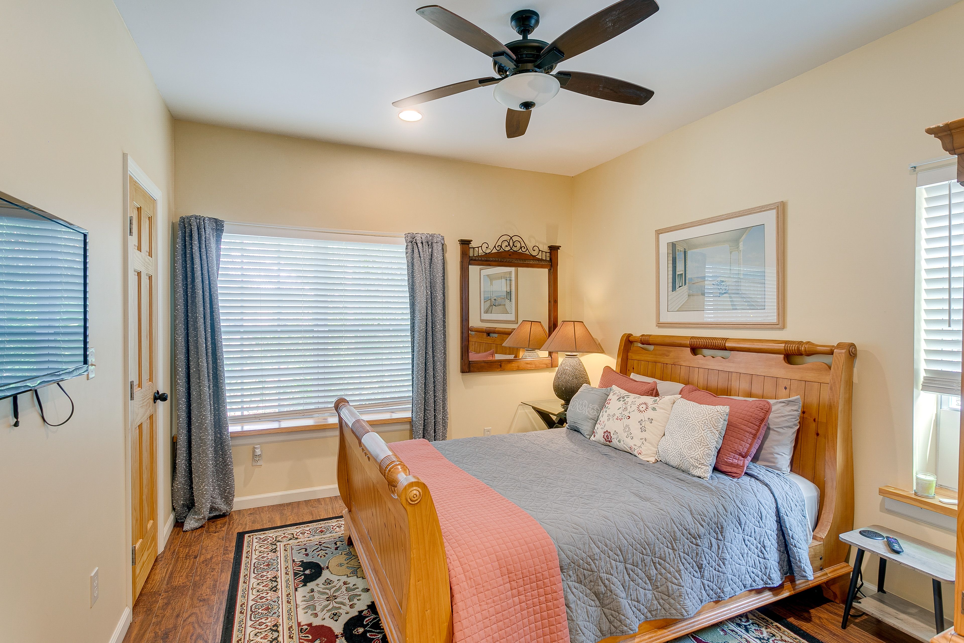 Bedroom Suite | Queen Bed | Smart TV