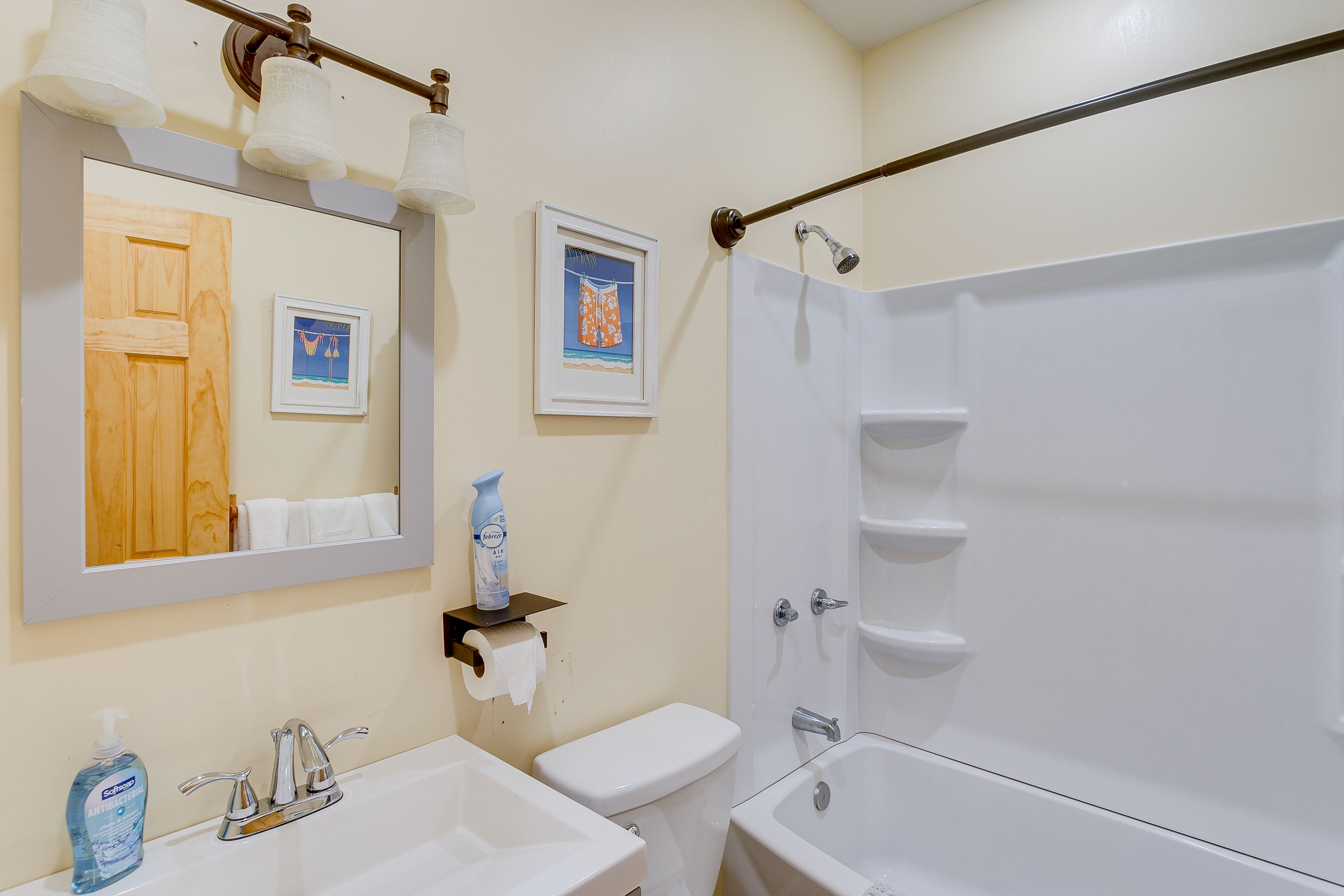 Full Bathroom | Towels Provided