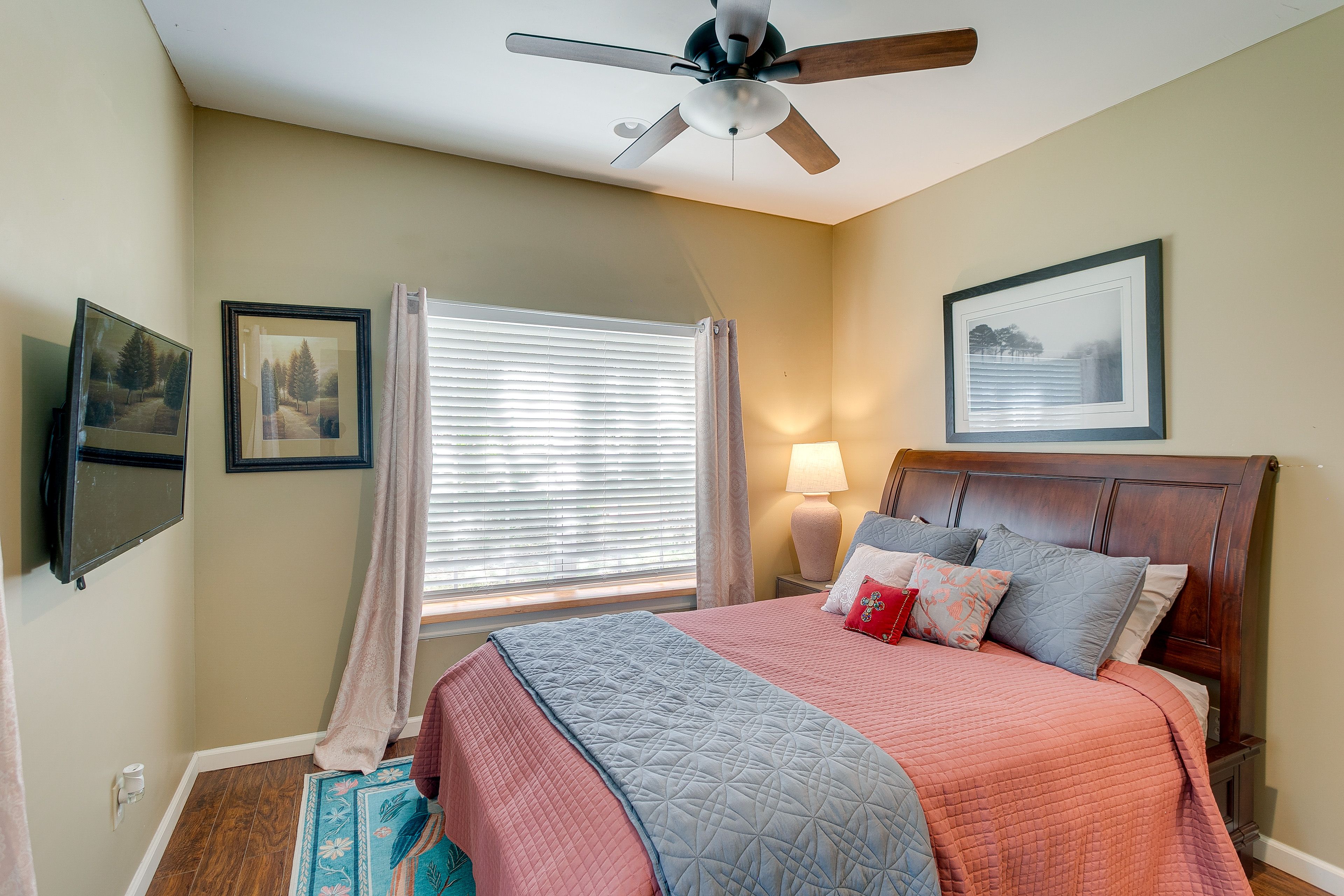 Bedroom 2 | Queen Bed | Smart TV