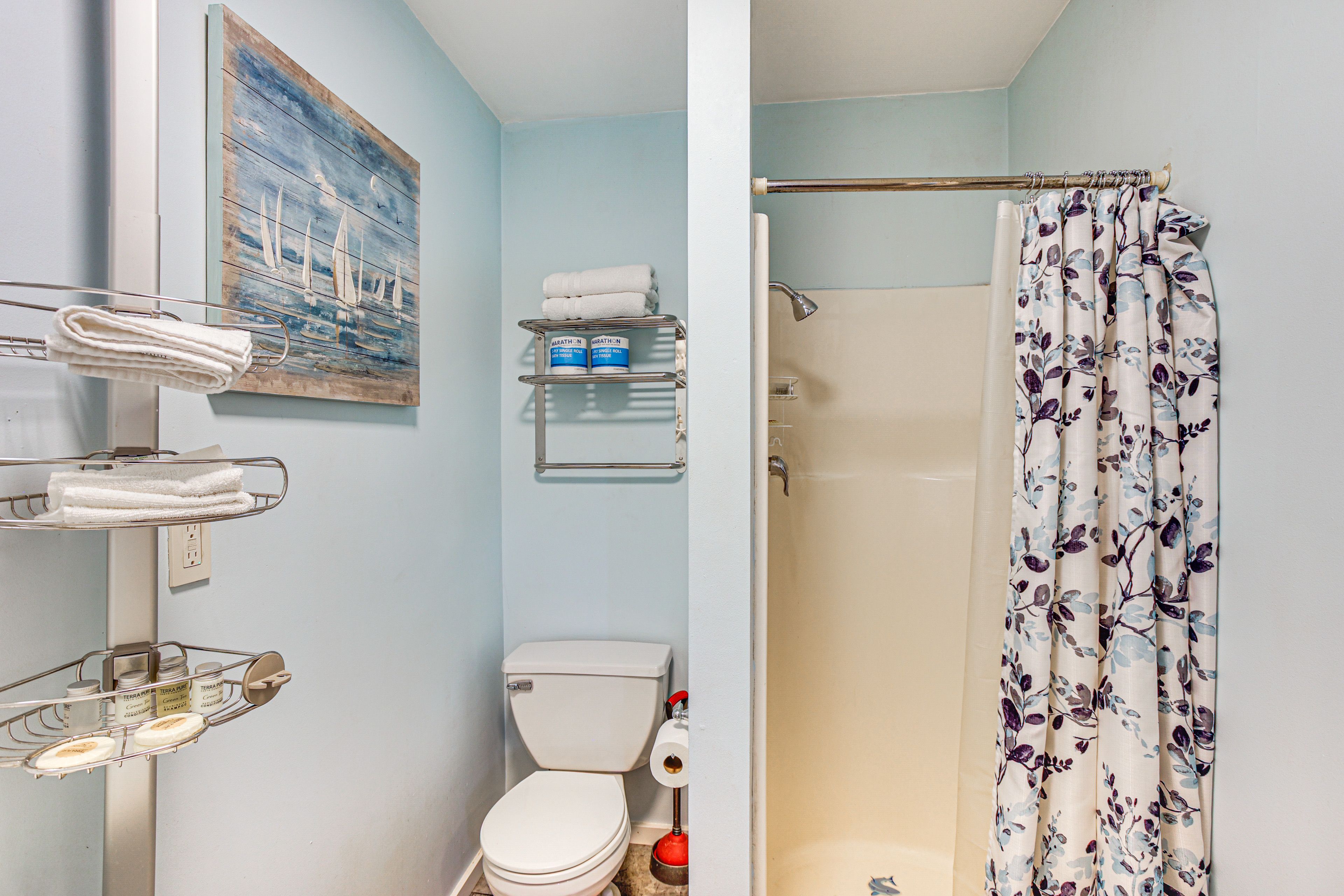 Full Bathroom | Towels Provided