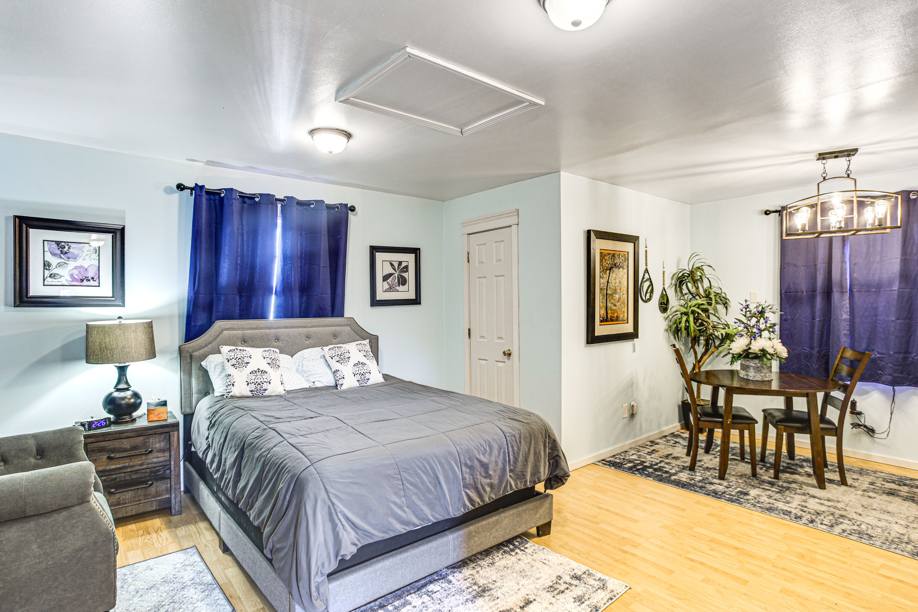 Studio | Queen Bed | Linens Provided