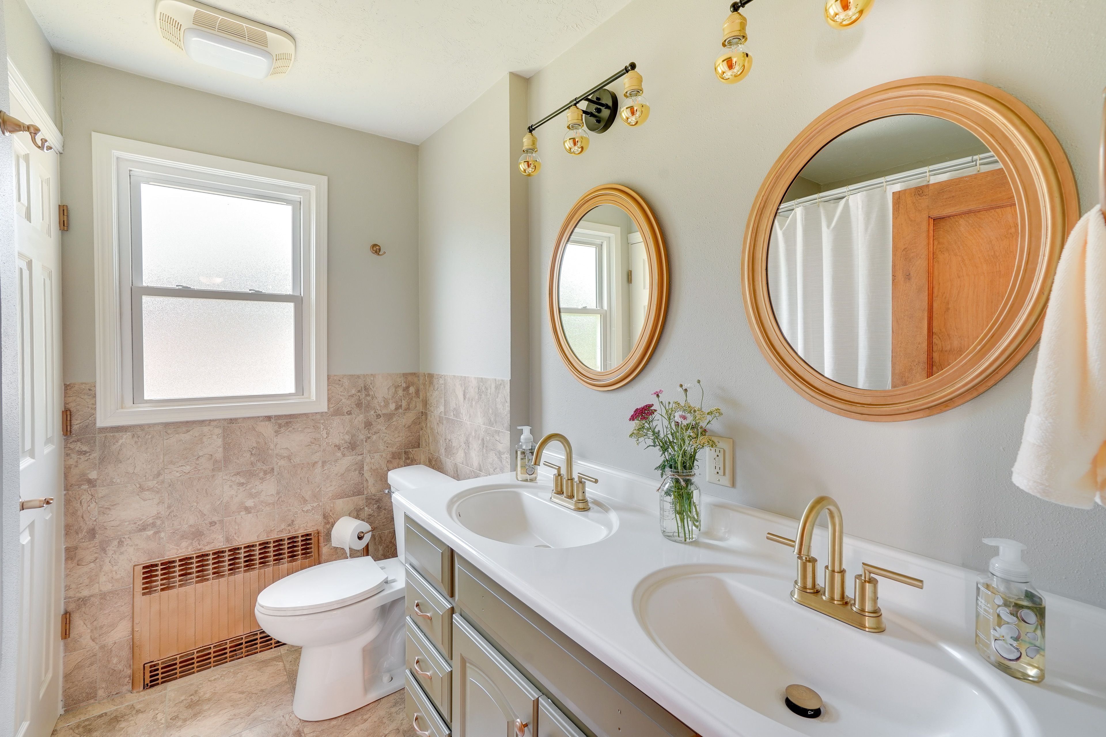 Full Bathroom | Towels Provided