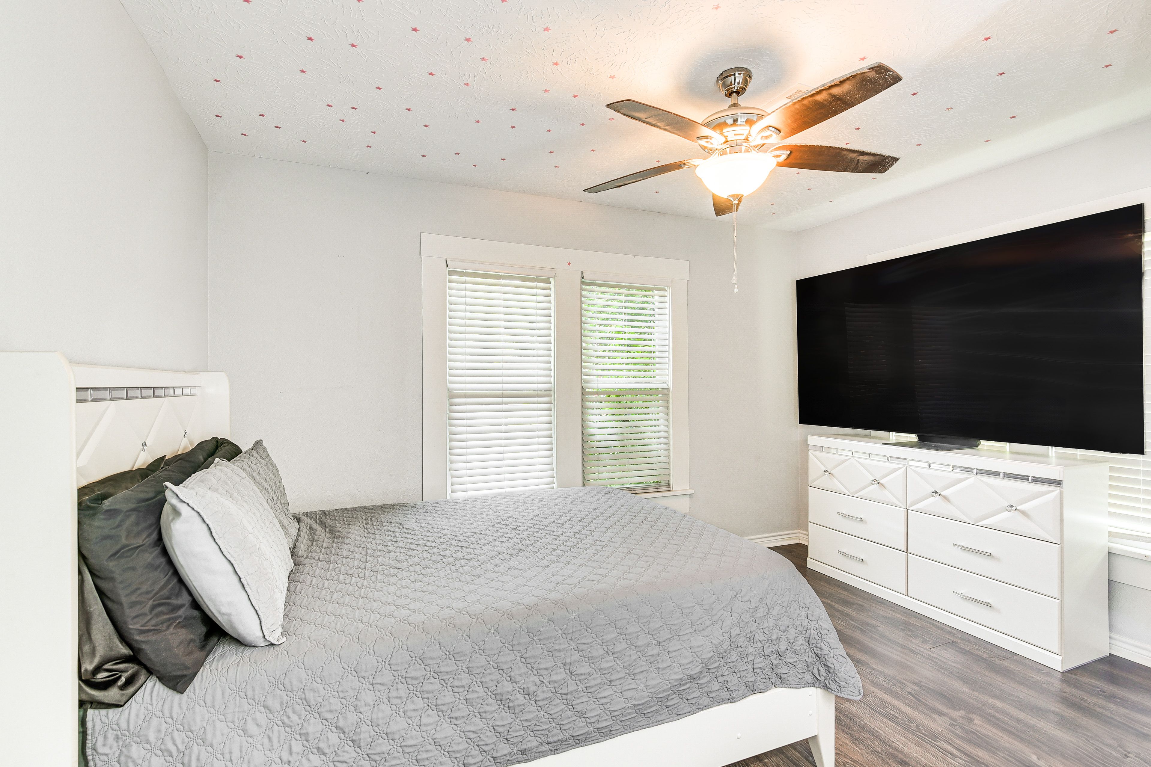 Bedroom 2 | Queen Bed | Hangers