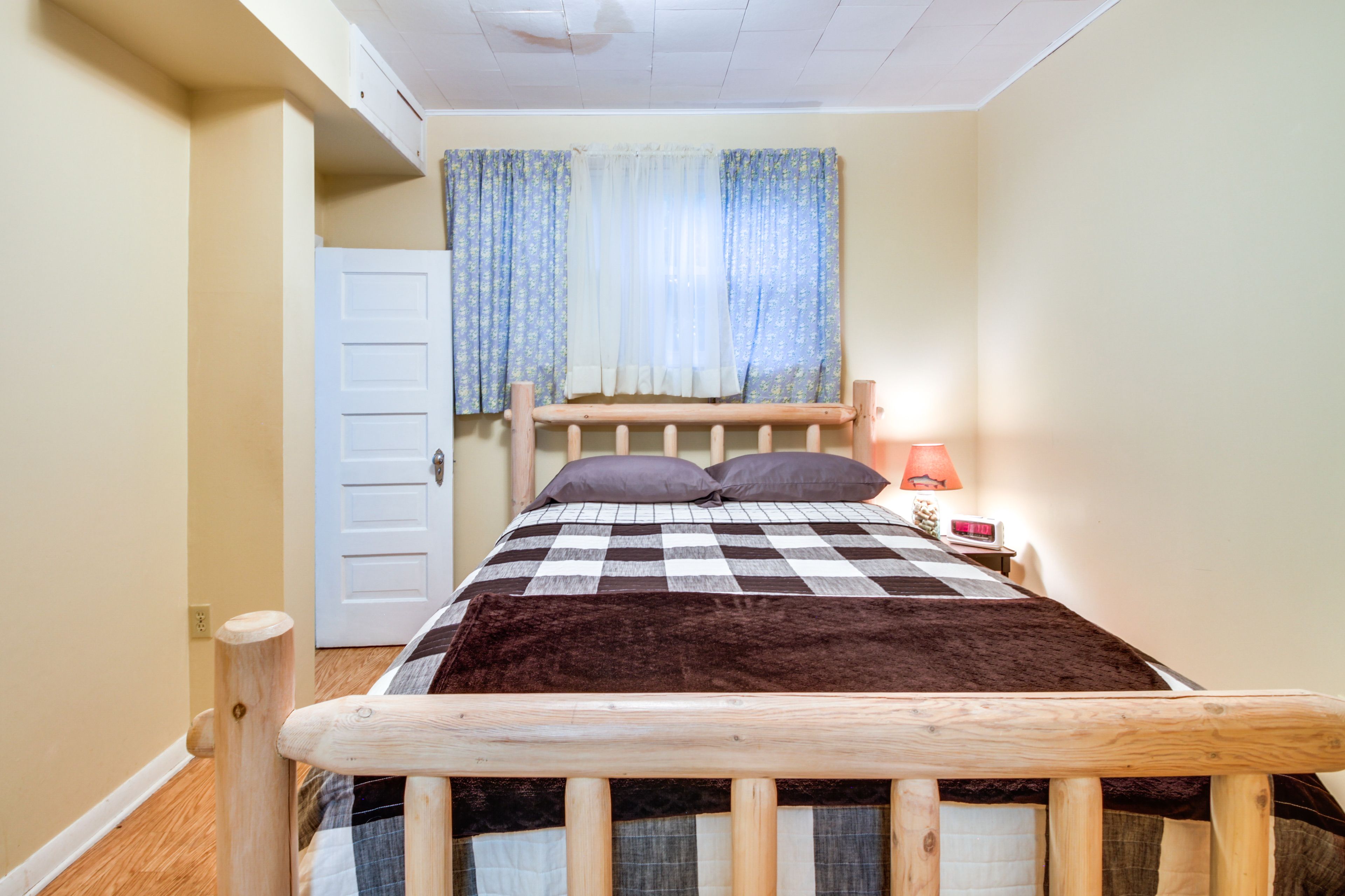 Bedroom 1 | Queen Bed