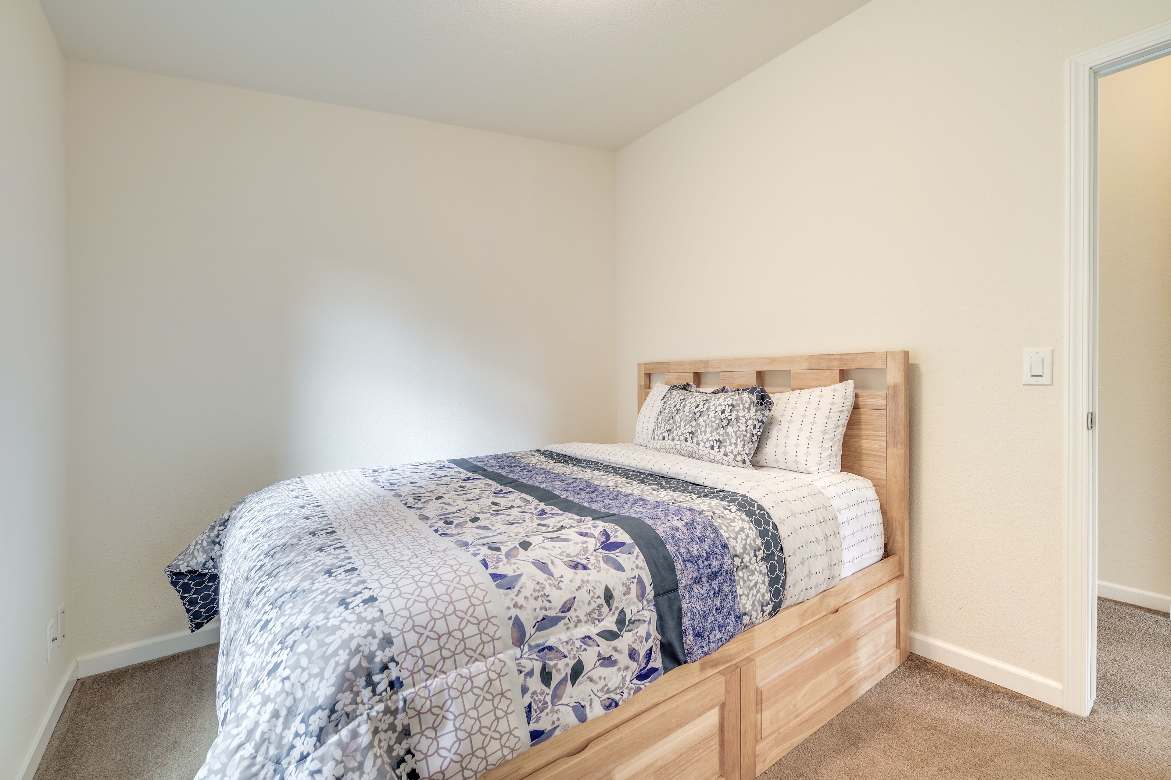 Bedroom | Queen Bed