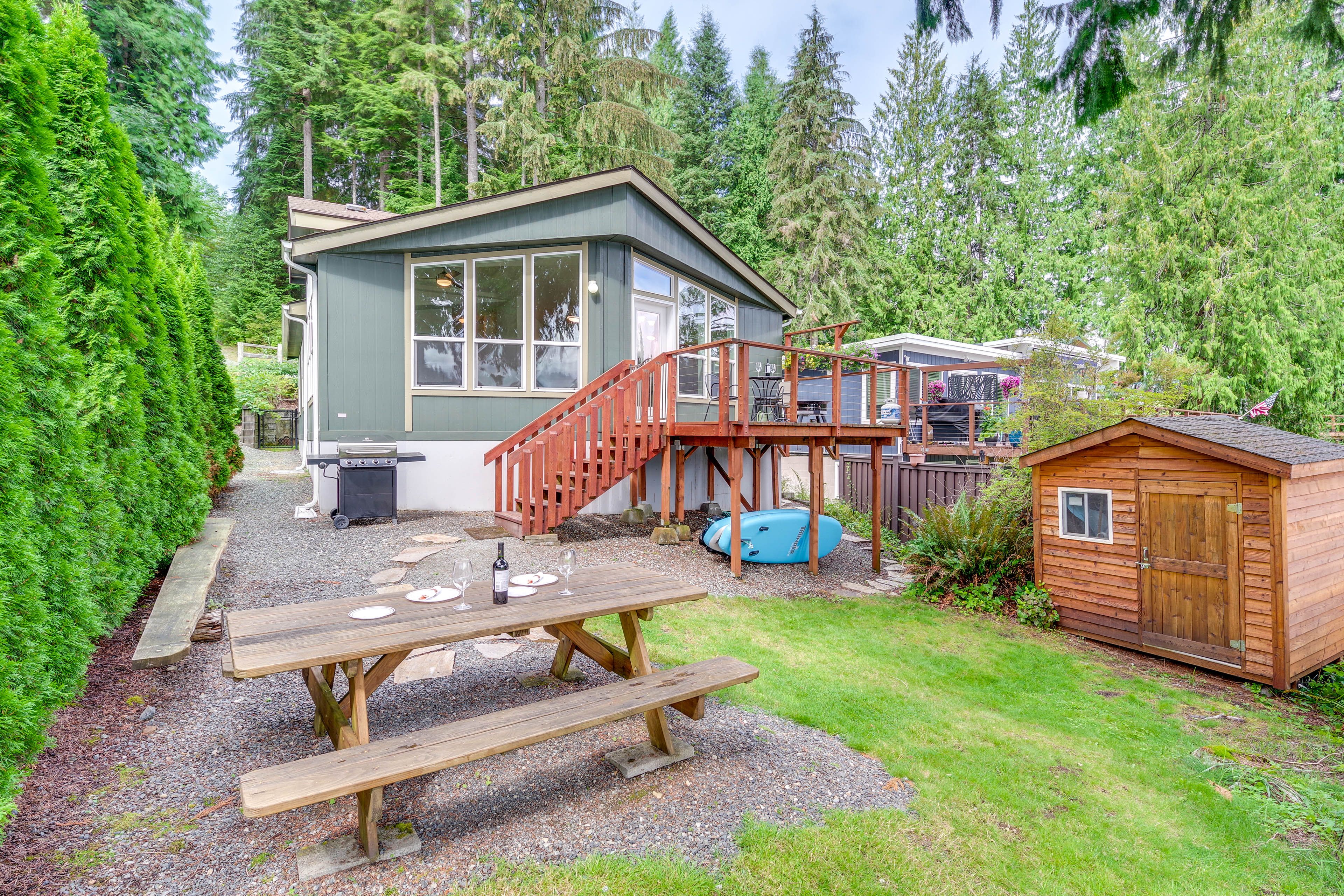 Backyard | Picnic Table | Private Deck
