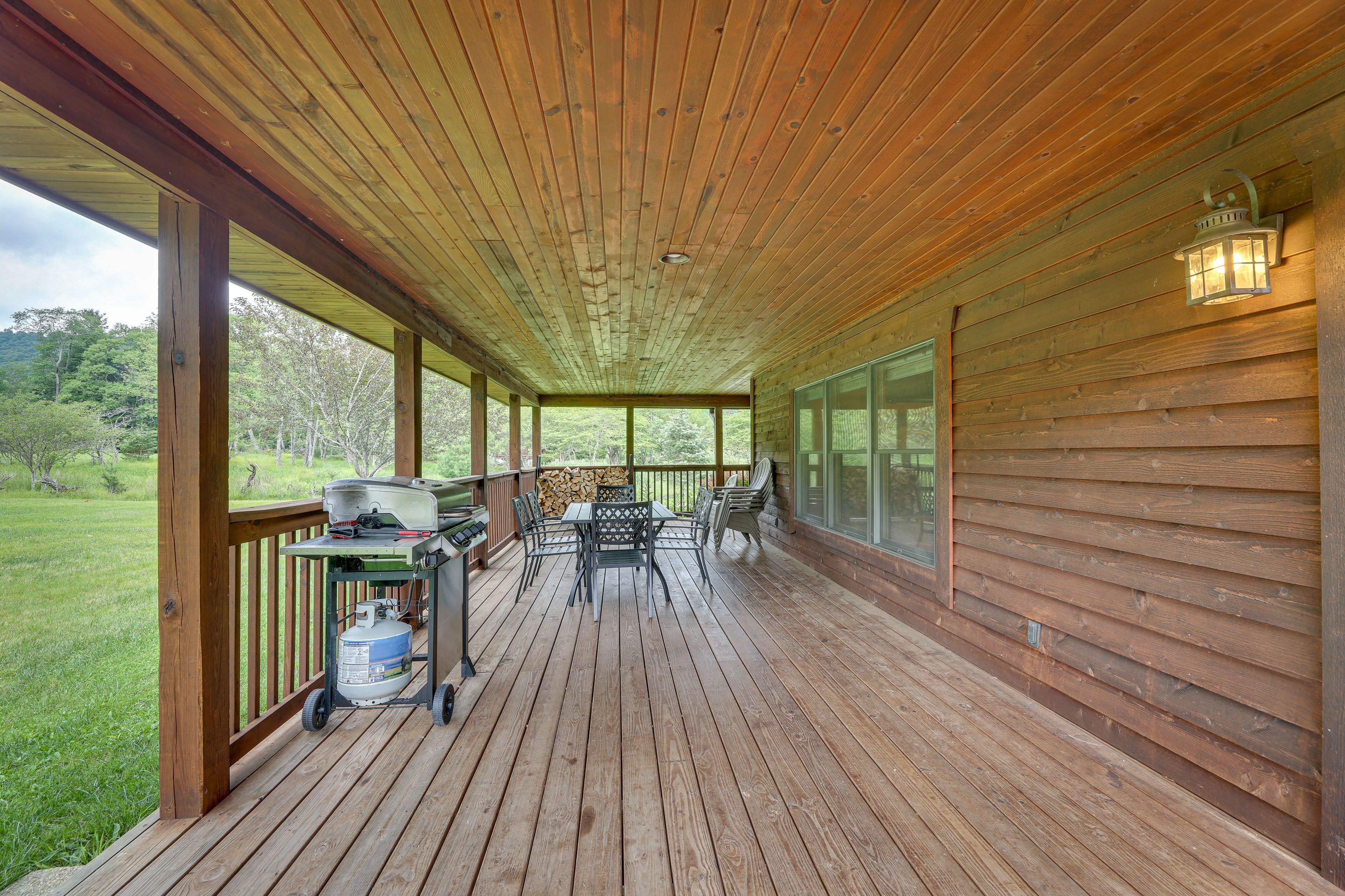 Wraparound Deck | Gas Grill
