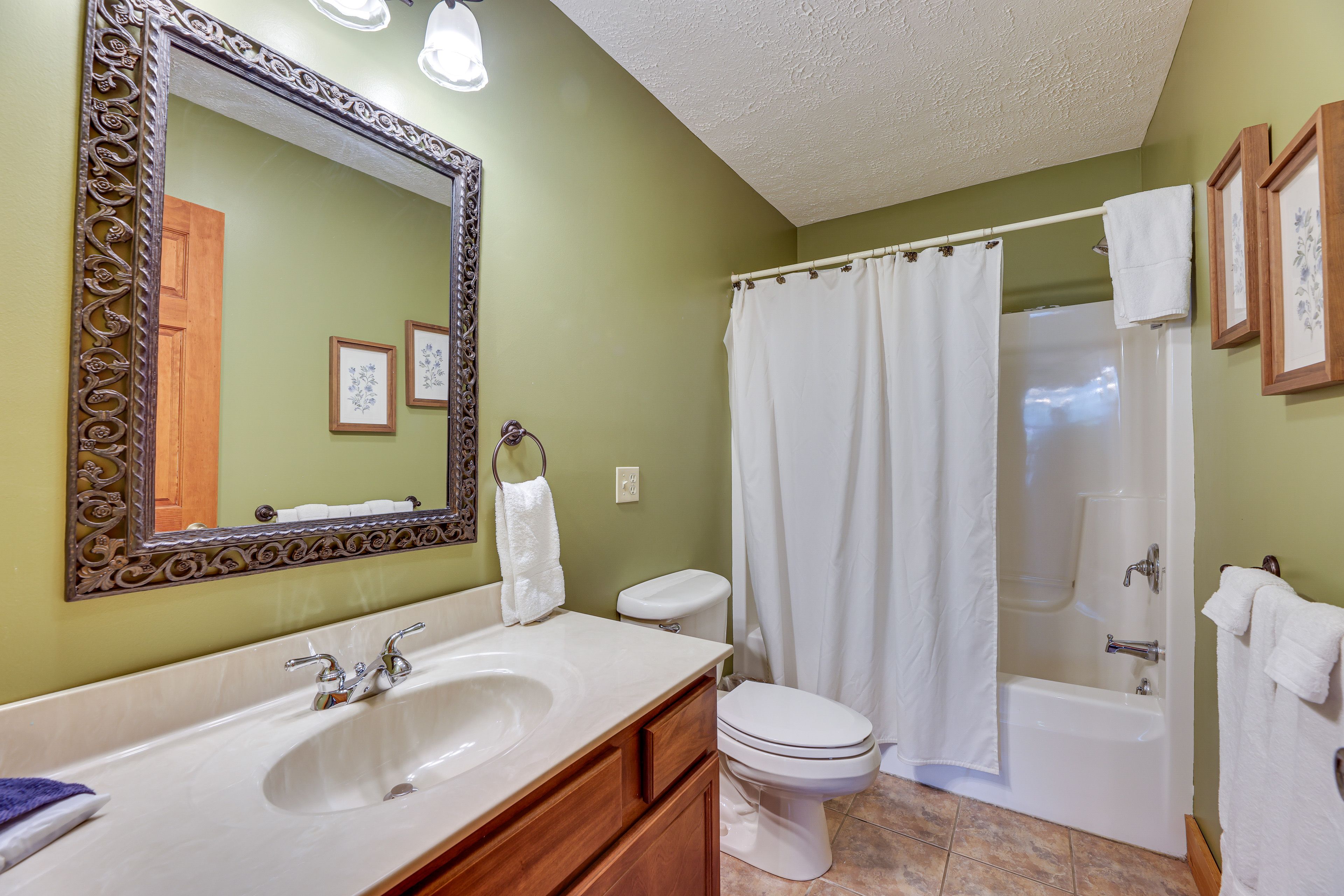 Full Bathroom | 2nd Floor
