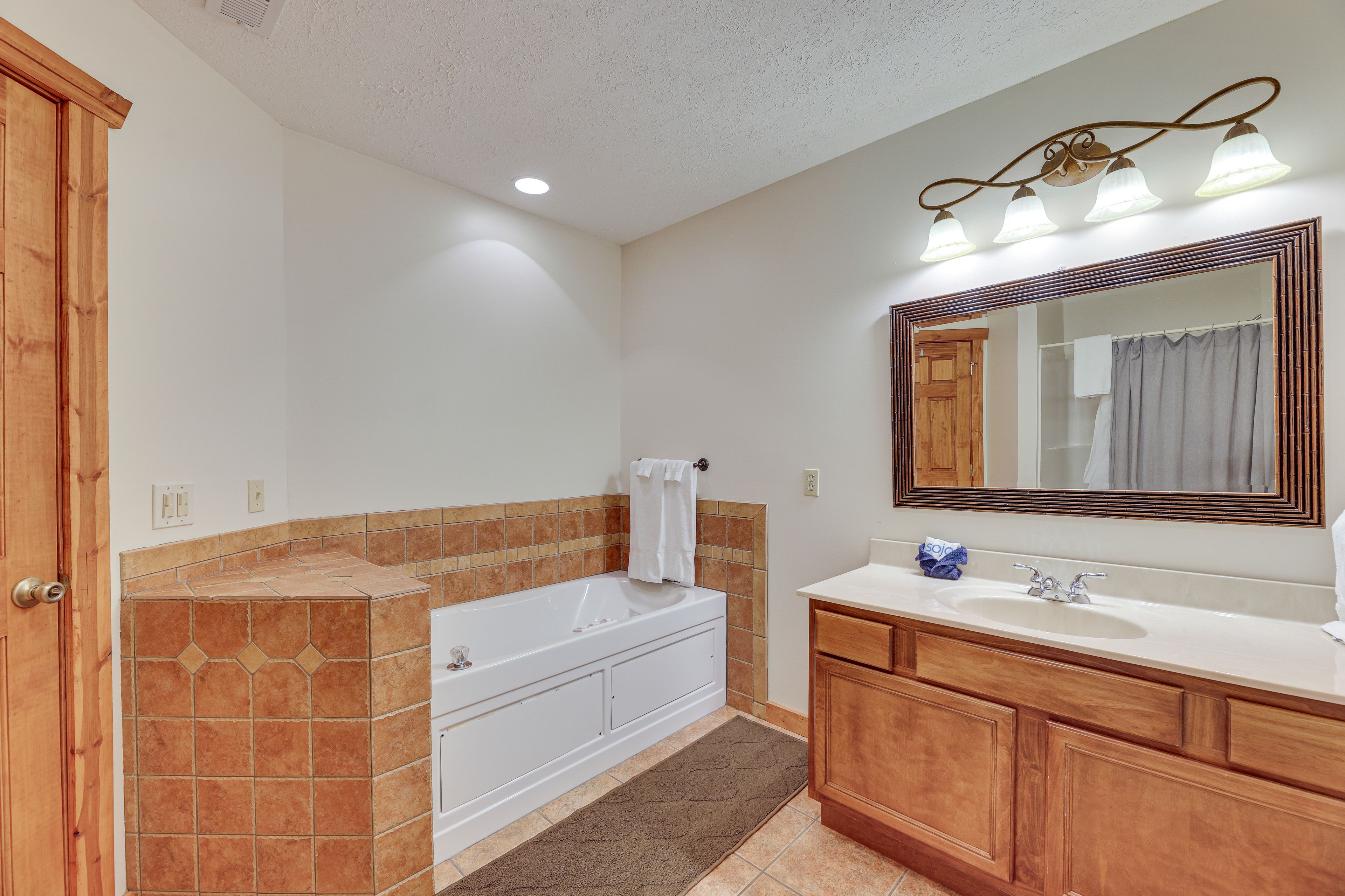 En-Suite Bathroom | 2nd Floor