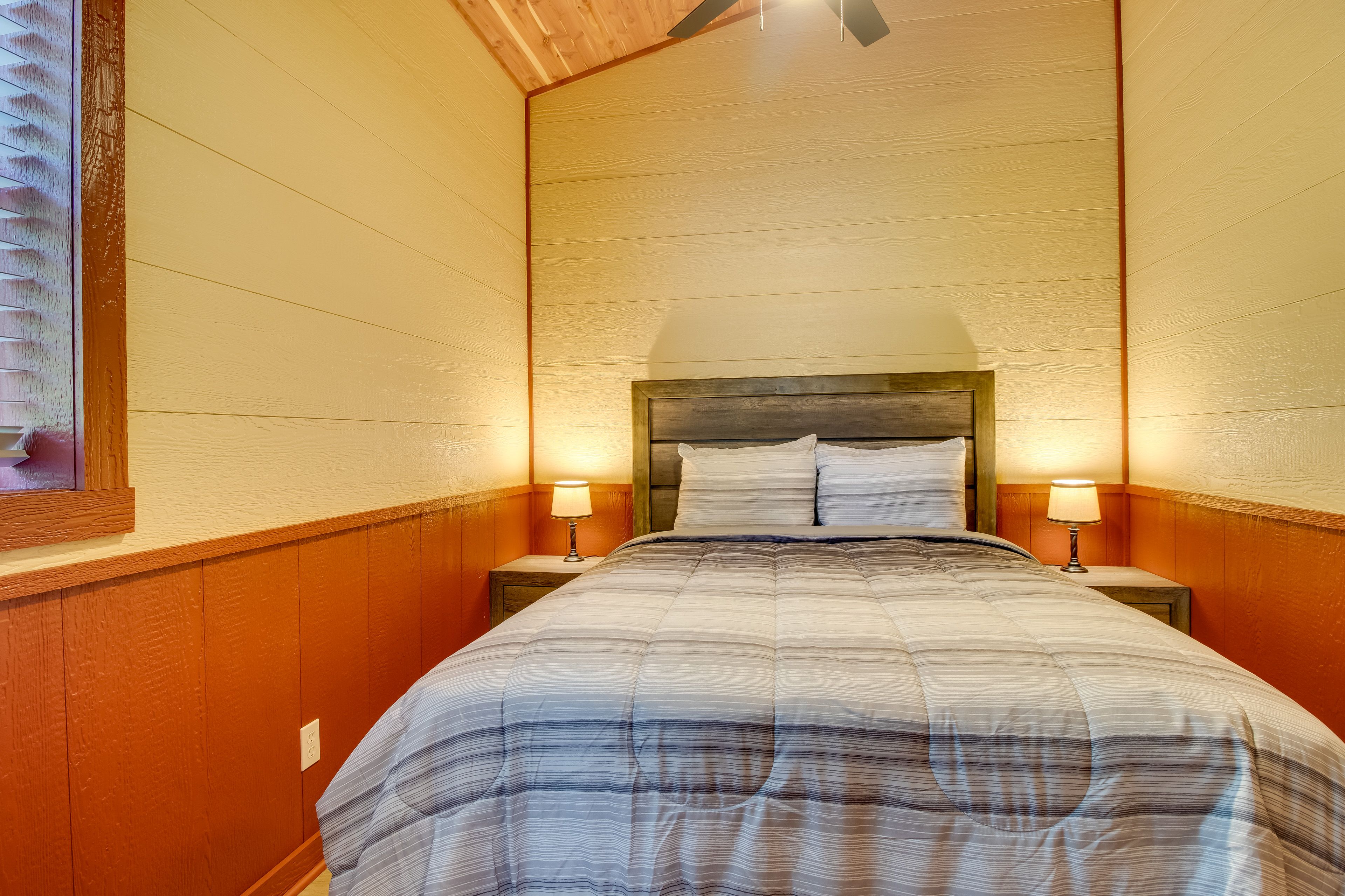 Bedroom 1 | Queen Bed