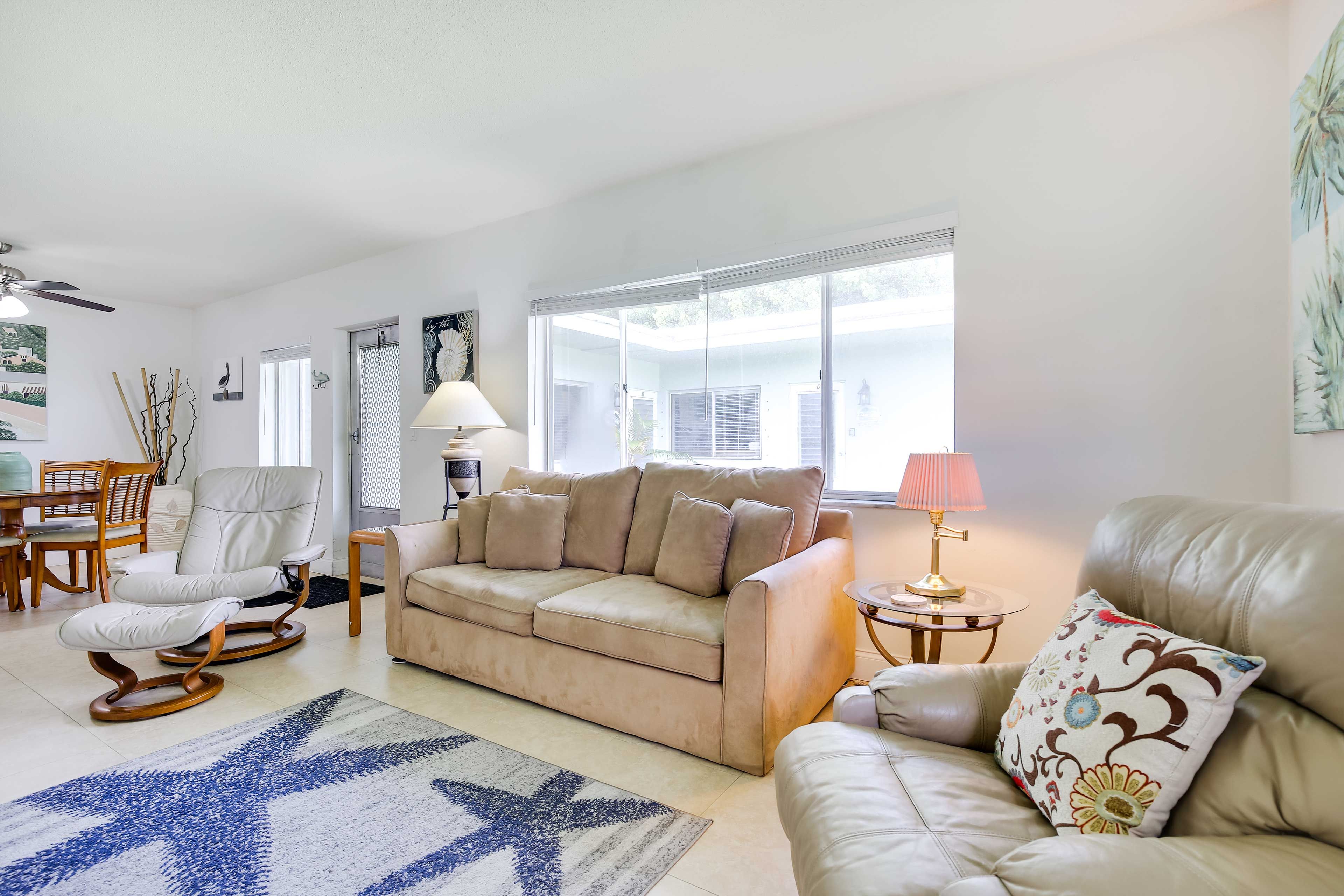 Living Room | Queen Sleeper Sofa | Smart TV | Free WiFi | Central A/C