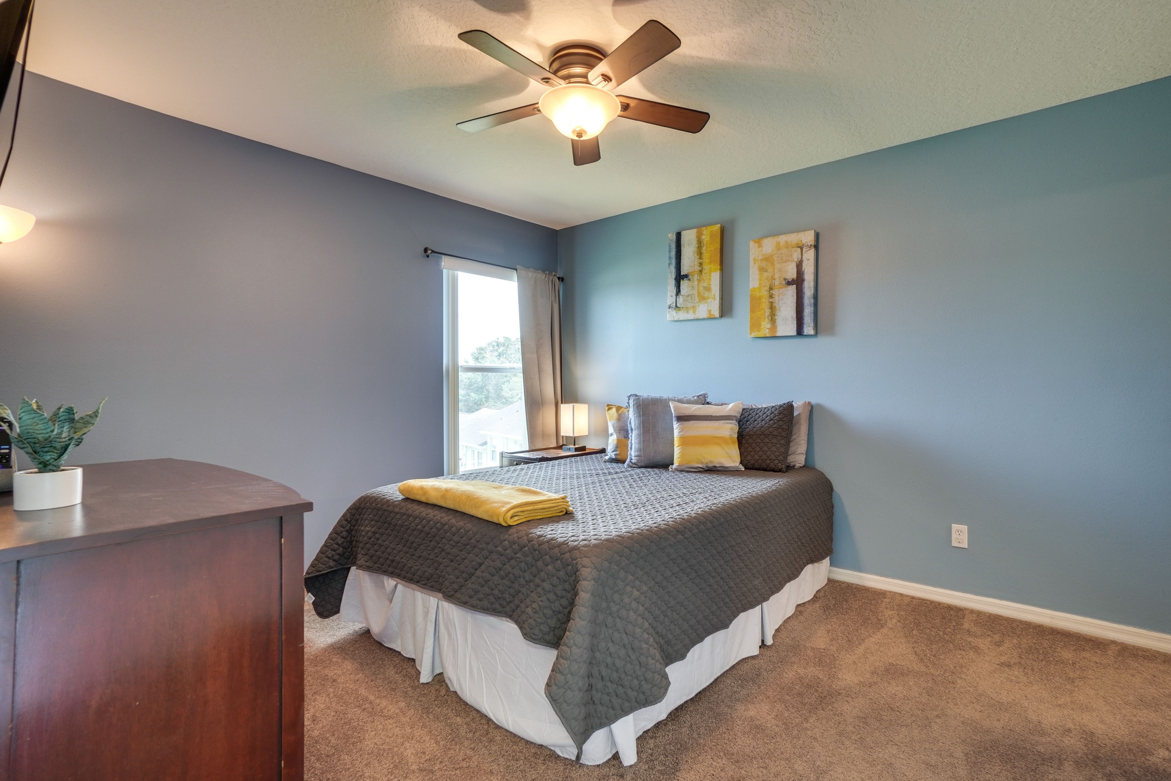 Bedroom 1 | Queen Bed