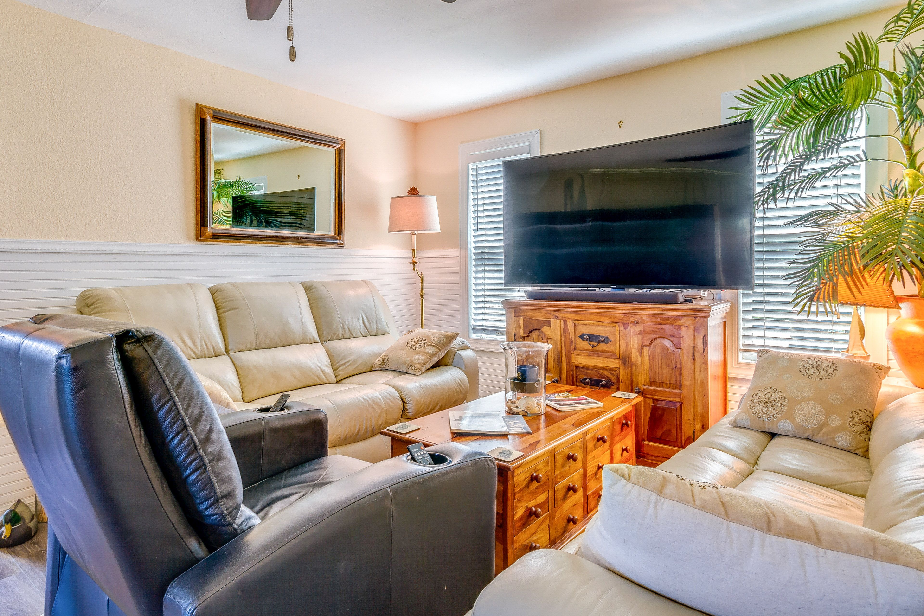 Living Room | Smart TV w/ Cable | DVD Player | Central A/C | Electric Heat