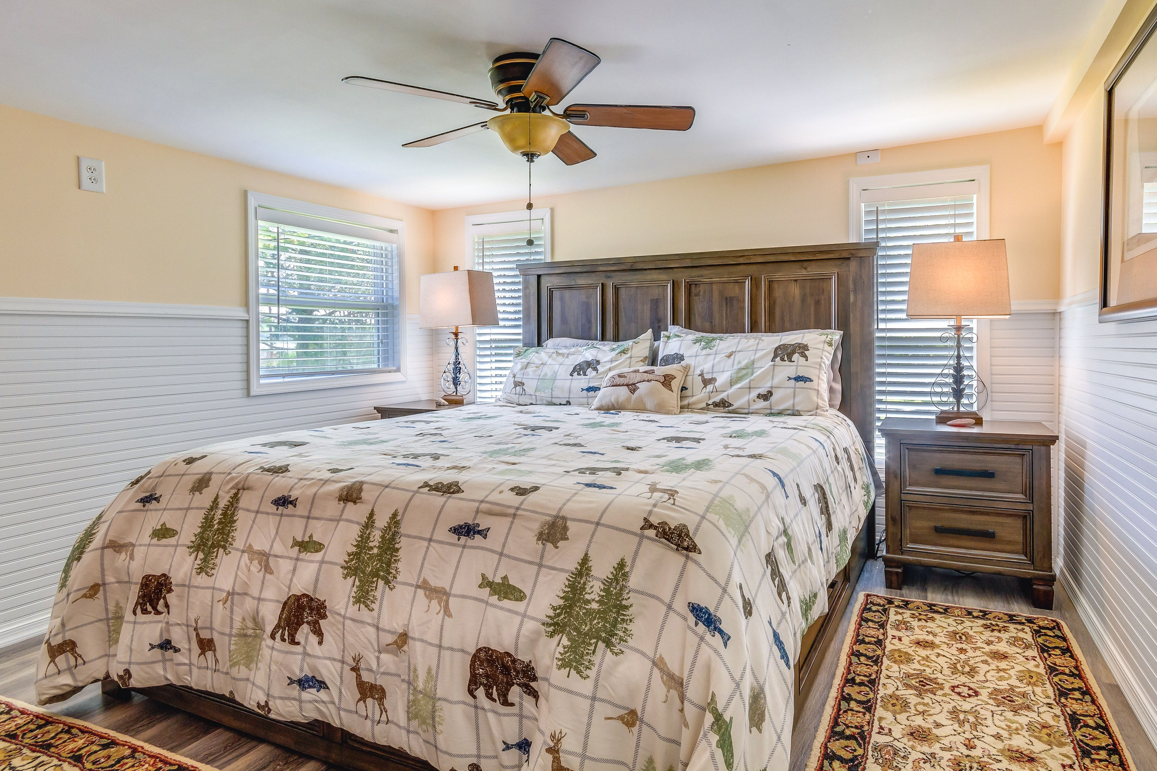 Bedroom | King Bed | Linens Provided