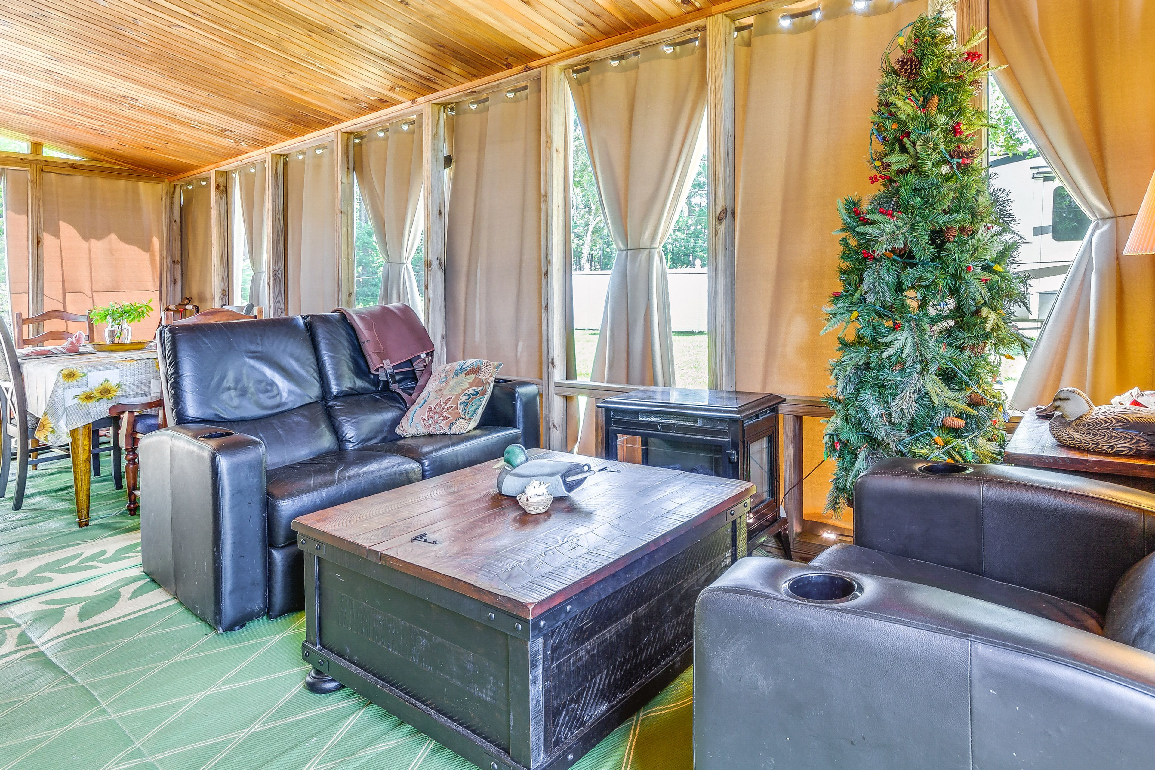 3-Season Screened Porch | Gas Grill (Propane Provided) | Charcoal Grill (BYOC)