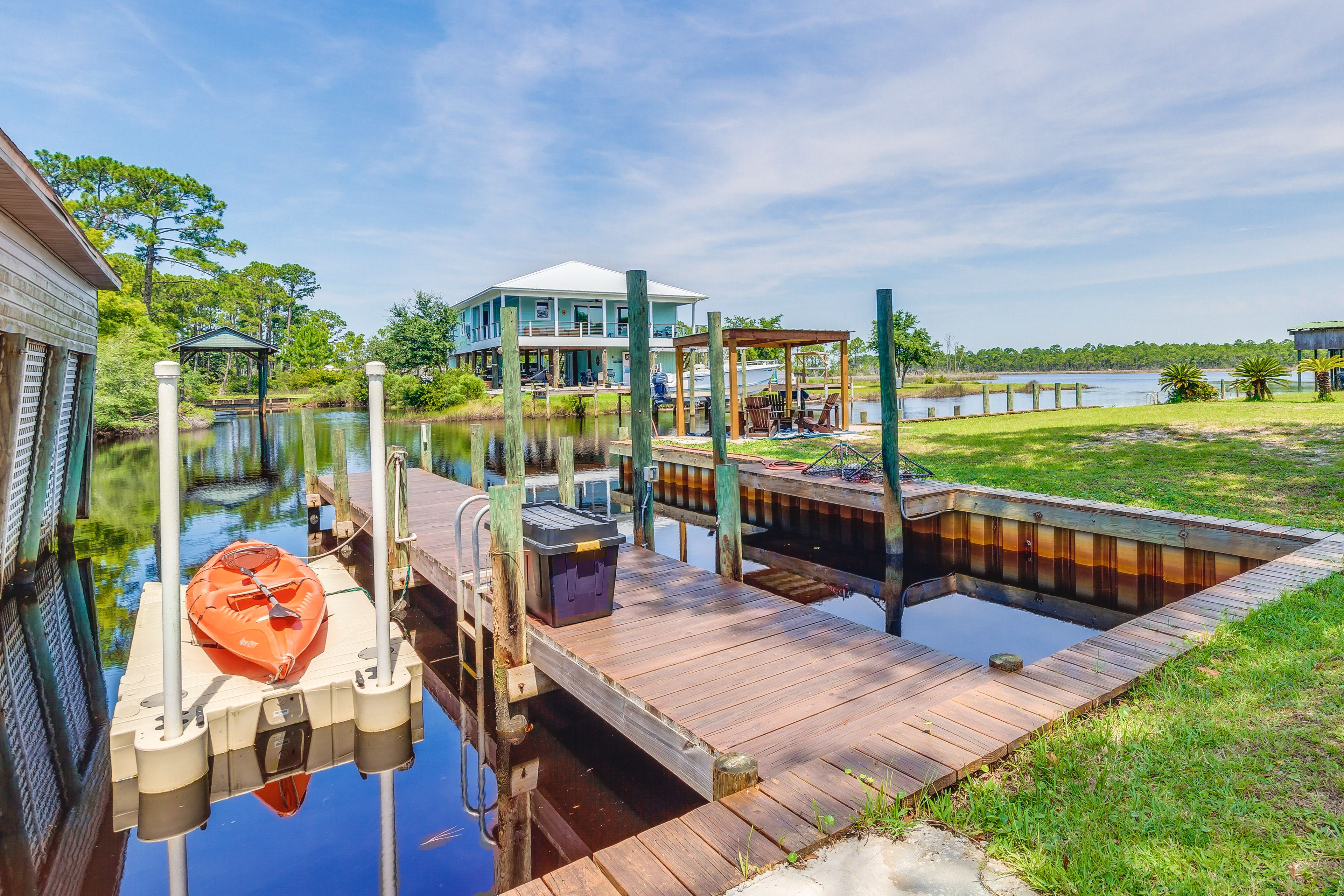 Boat Dock | 2 Boat Slips | Kayaks w/ Life Vests | Crab Traps | Racquetball