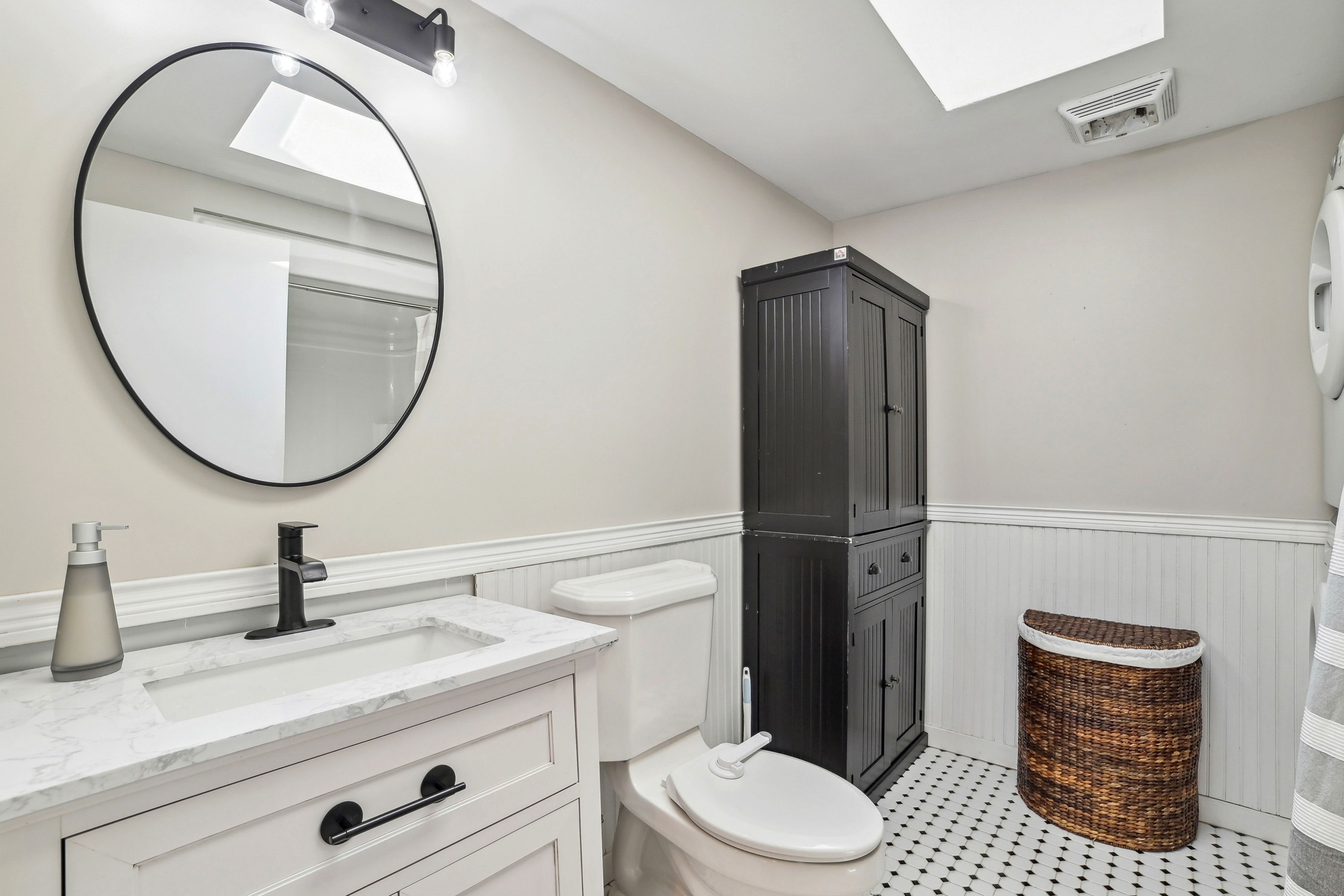 Full Bathroom | Complimentary Toiletries | Laundry