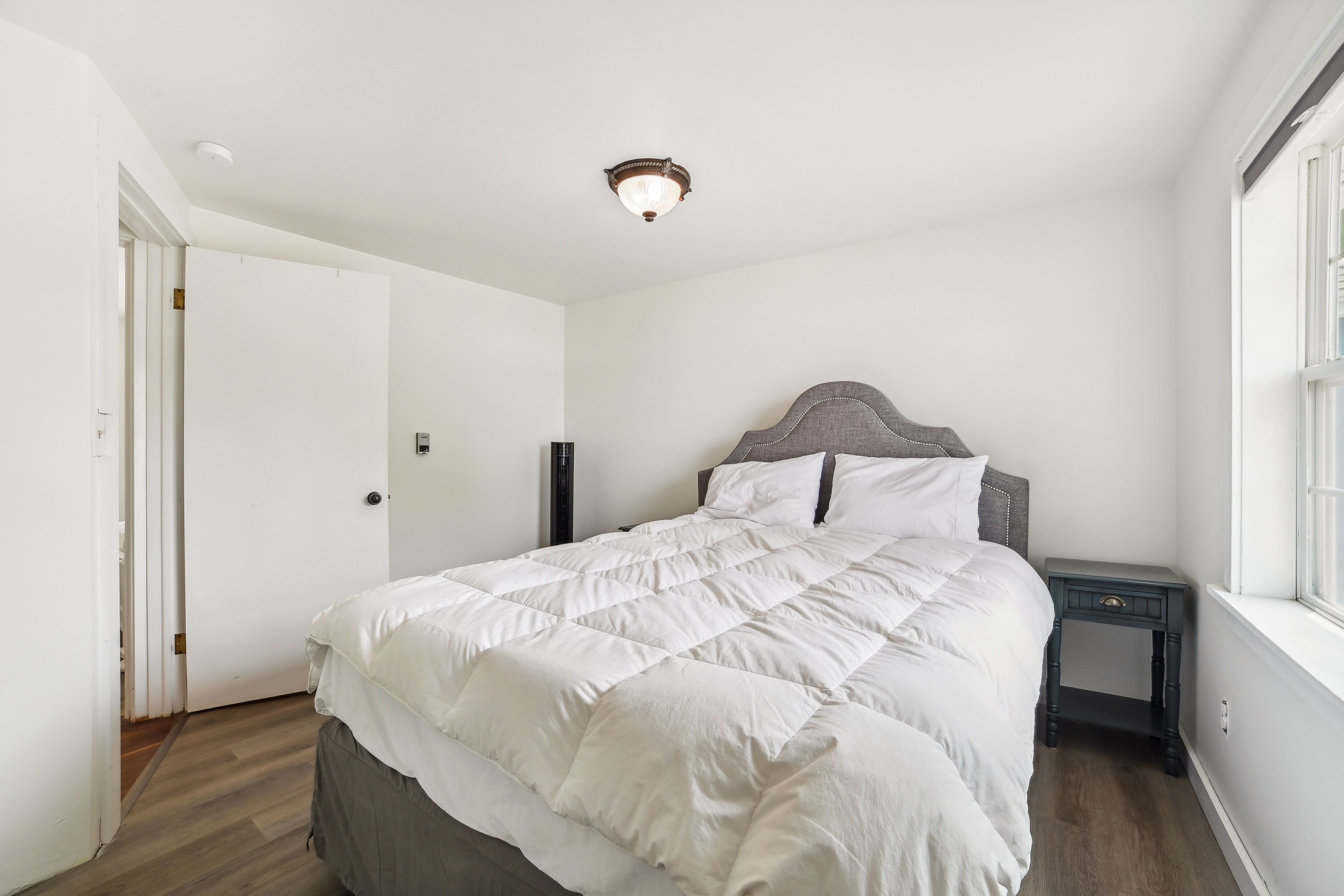 Bedroom 1 | Queen Bed