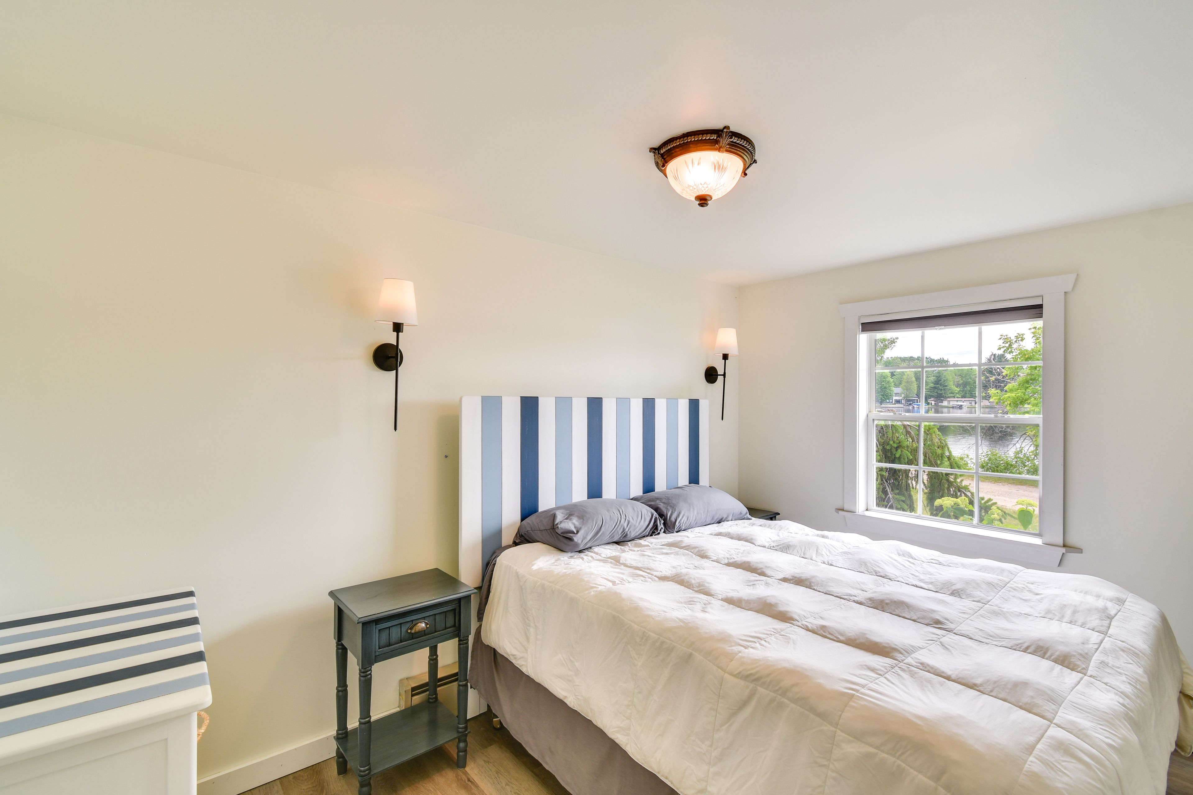 Bedroom 1 | Queen Bed