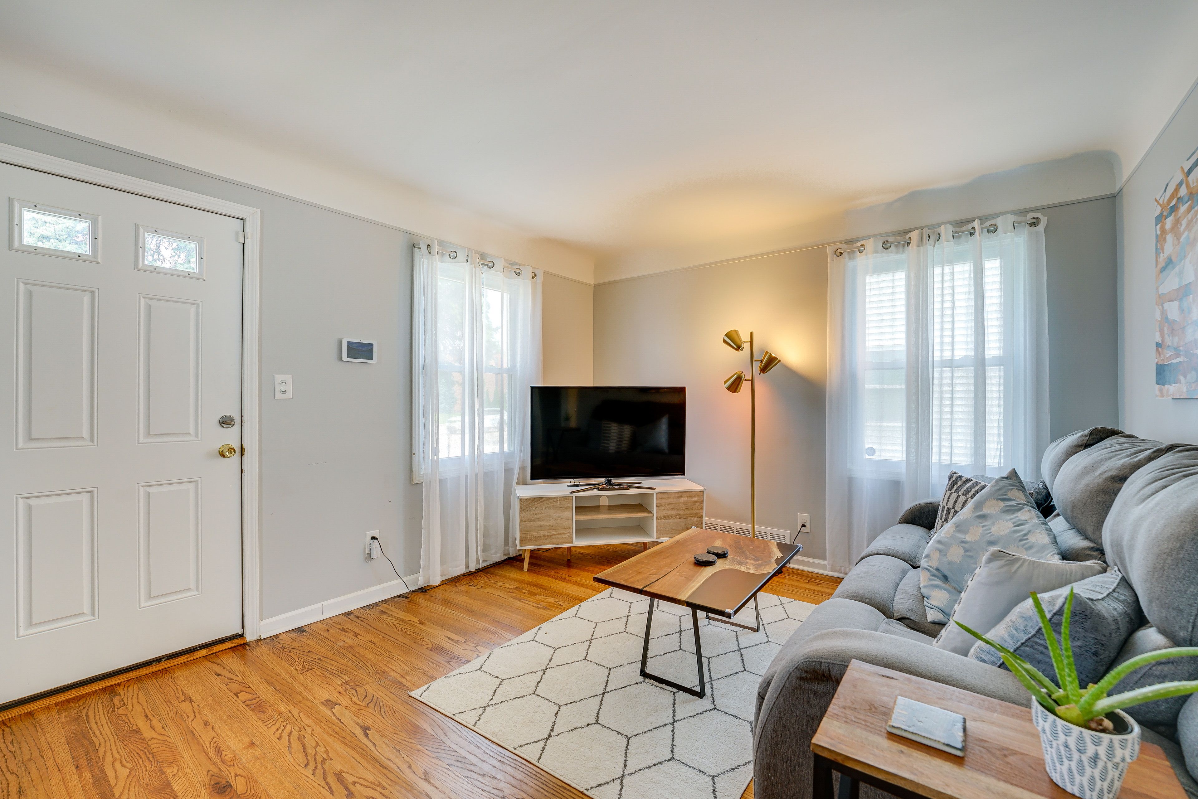 Living Room | Free WiFi | Smart TV | Central A/C & Heating