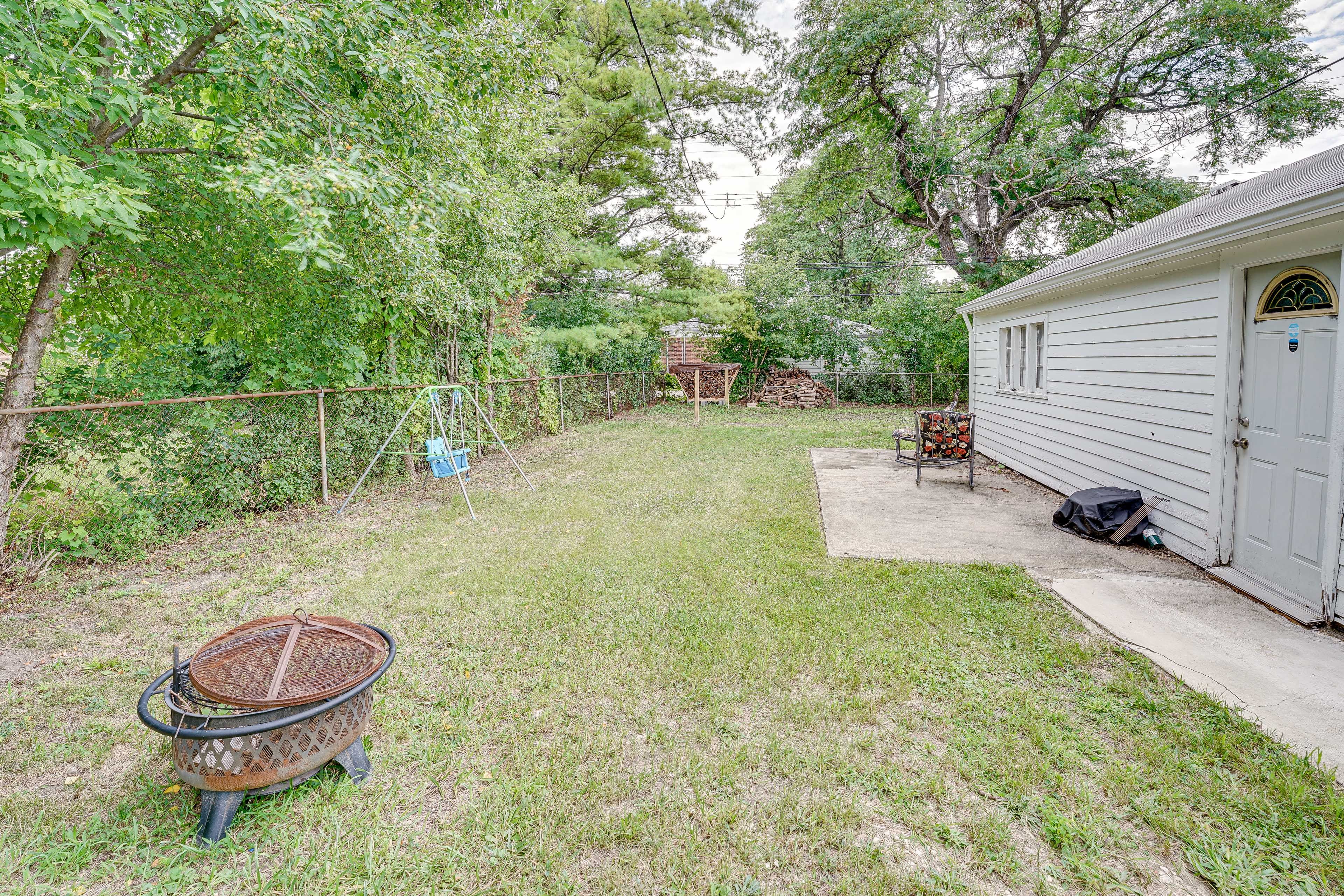Side Yard | Fire Pit