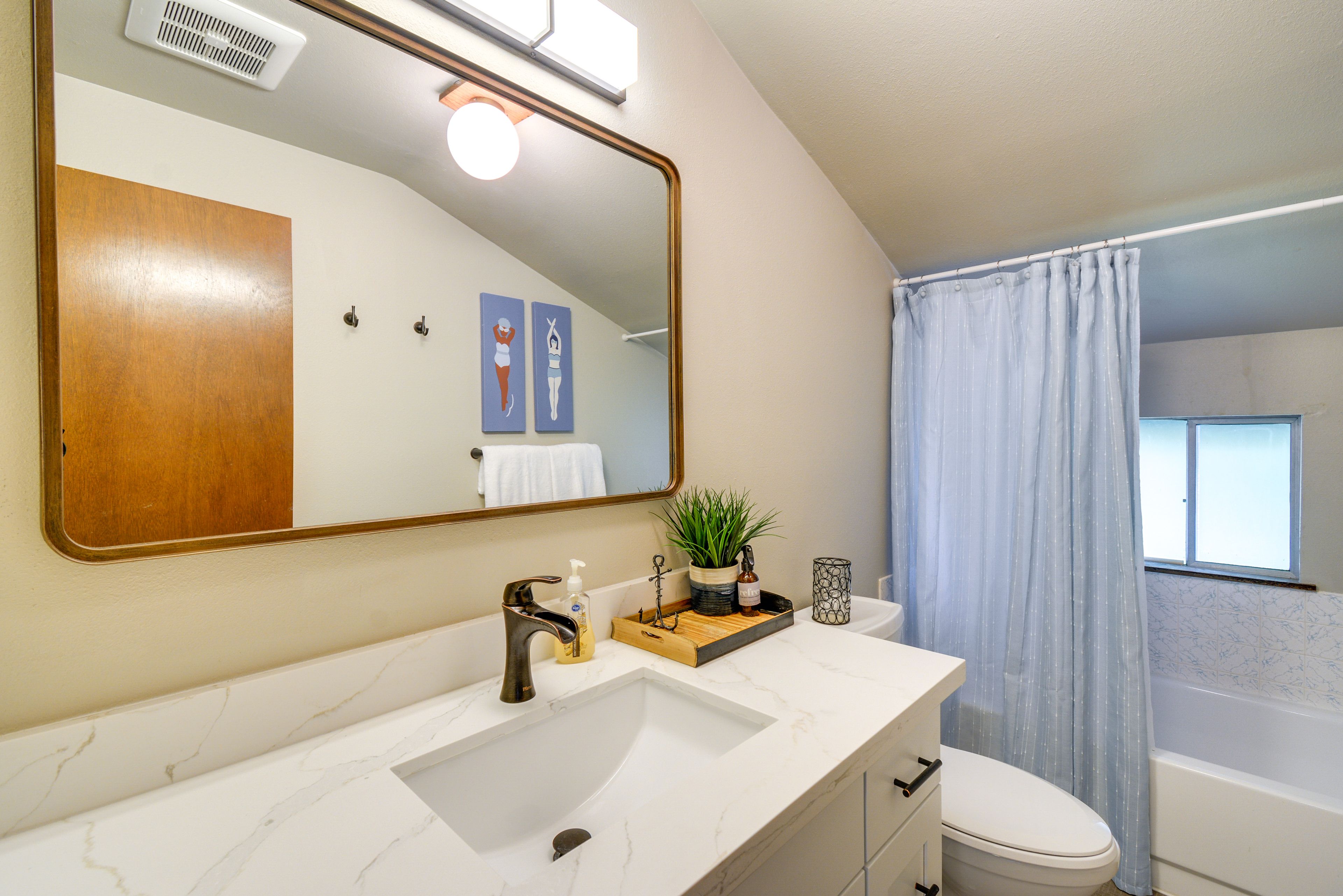 Full Bathroom | Towels Provided