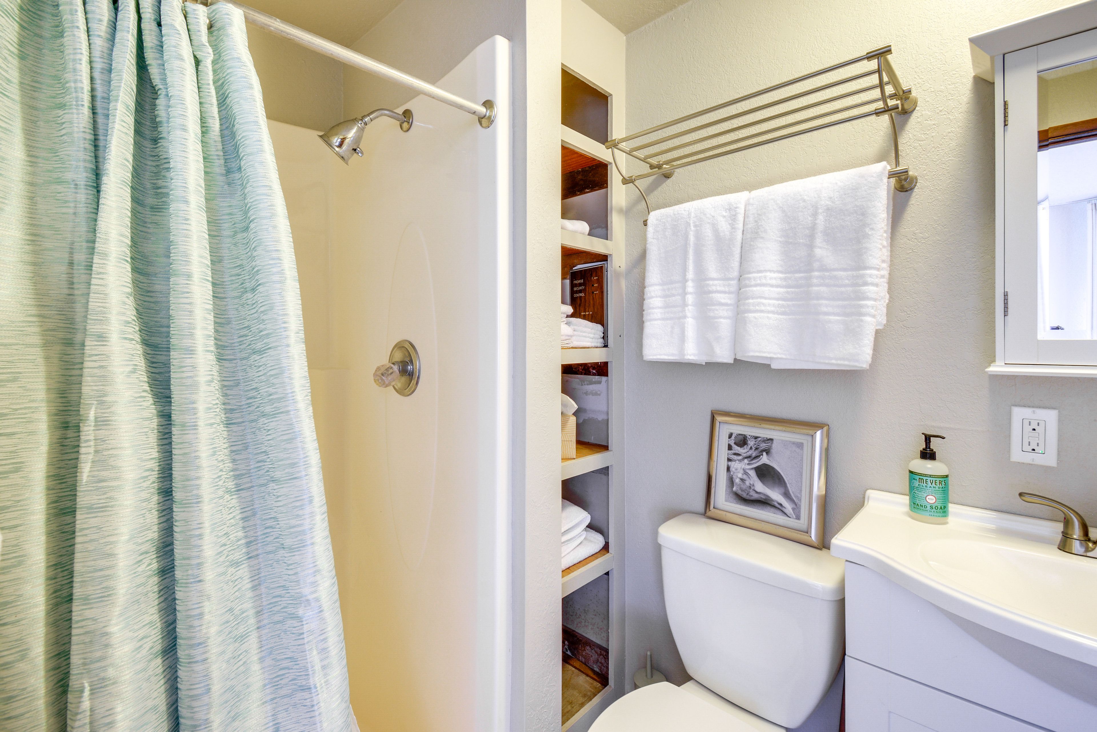 Guest House | Full Bathroom