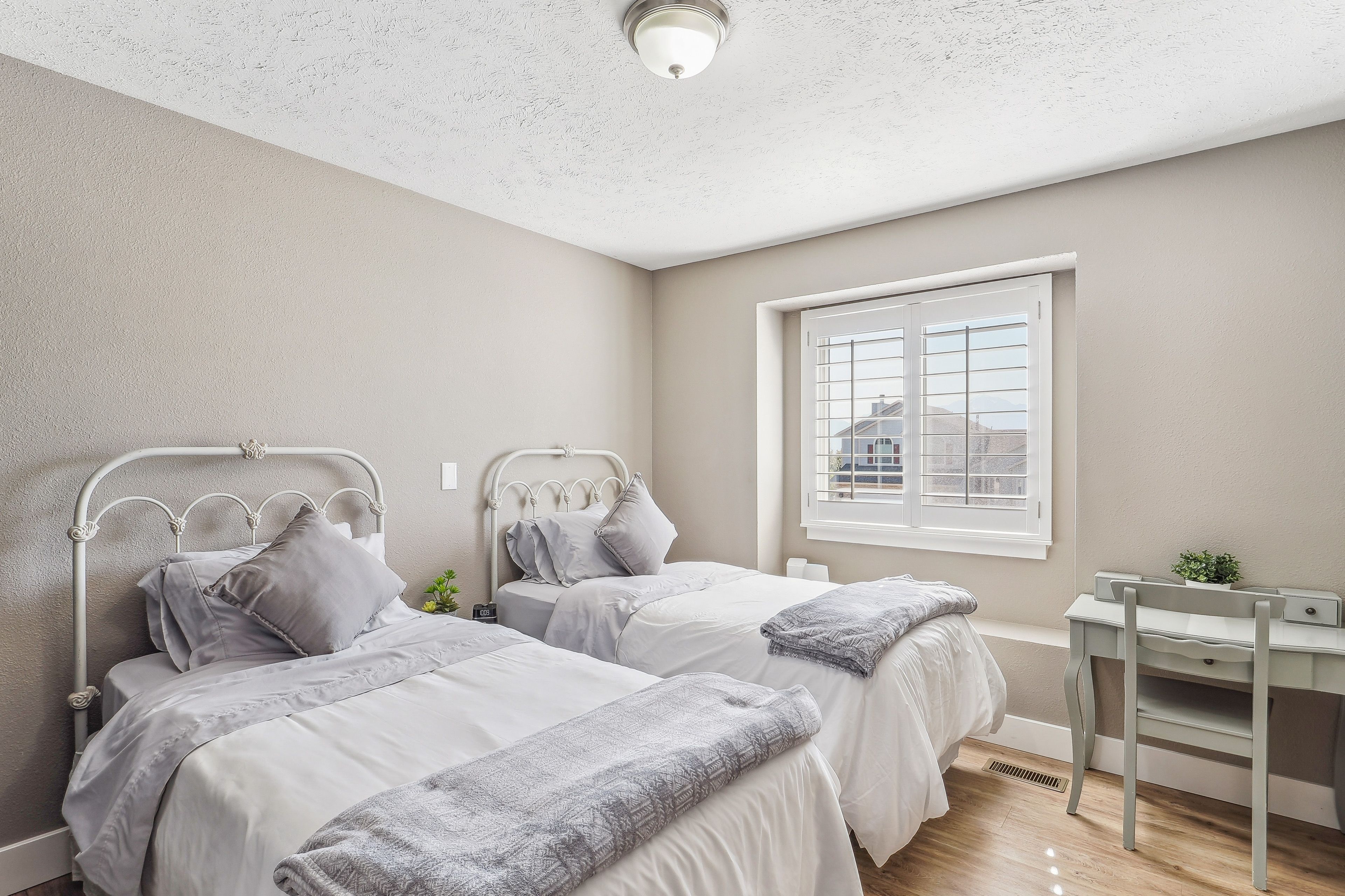 Bedroom 3 | 2 Twin Beds | Laptop-Friendly Workspace