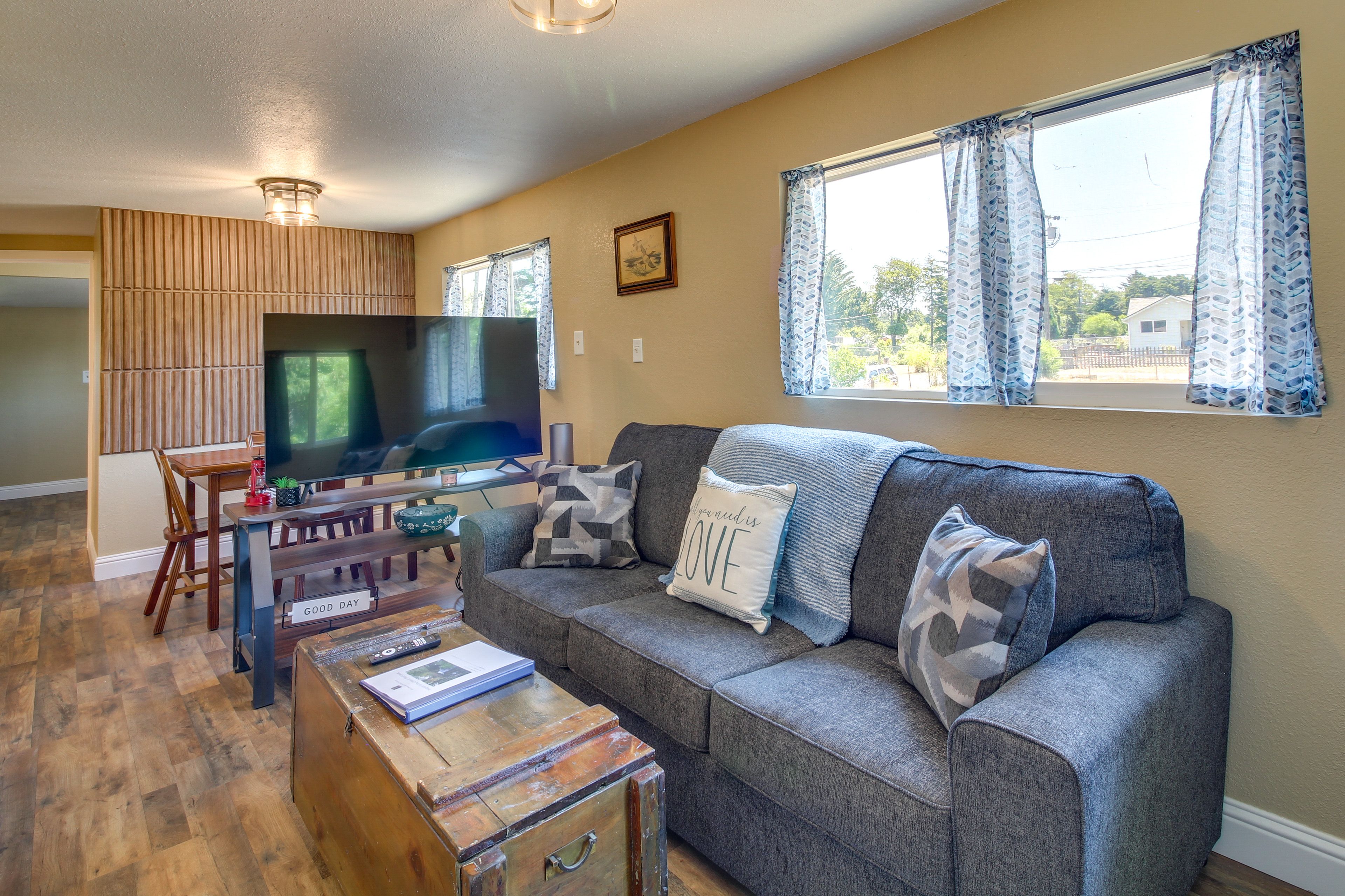 Coos Bay Vacation Rental | 2BR | 1BA | 600 Sq Ft | Half Step to Enter