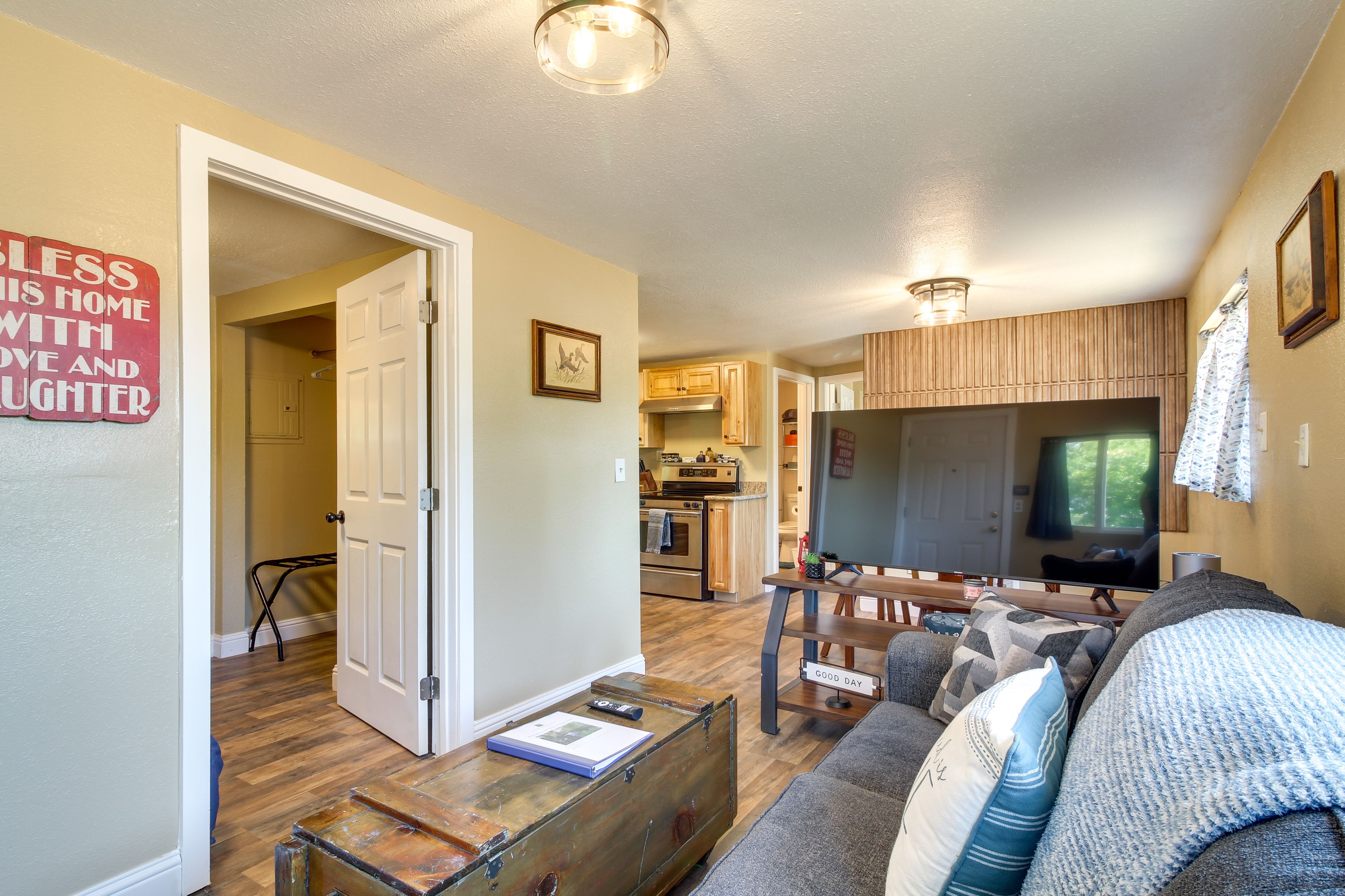 Living Room | Free WiFi | Smart TV