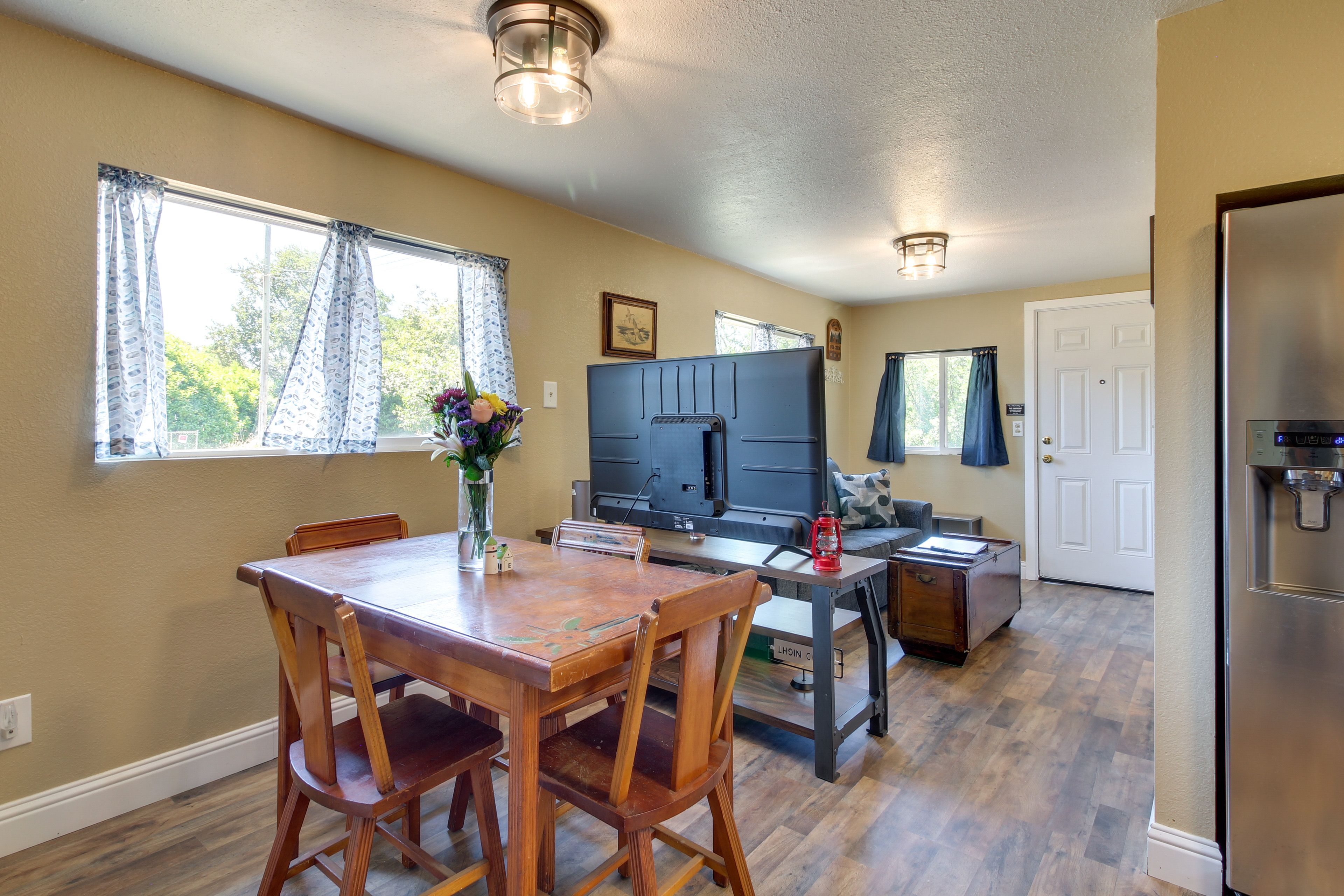 Dining Area | Dishware/Flatware Provided