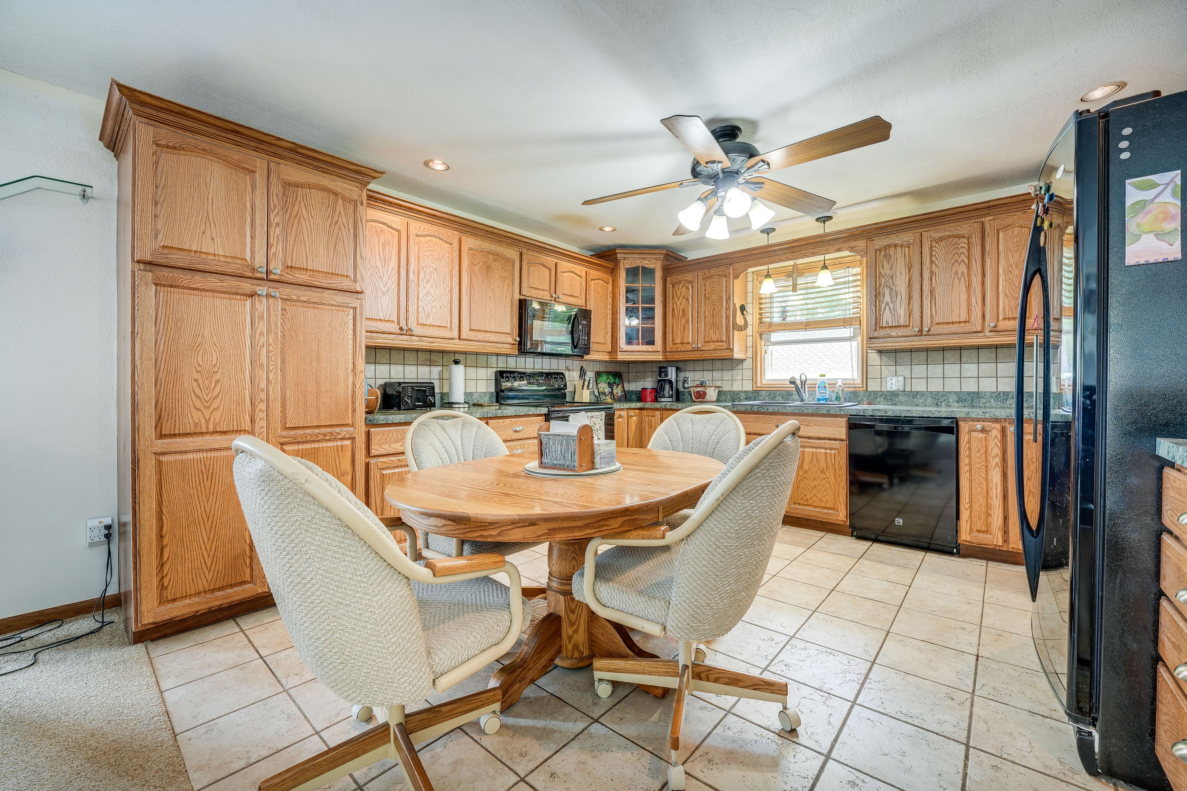 Dining Area | Dishware & Flatware Provided