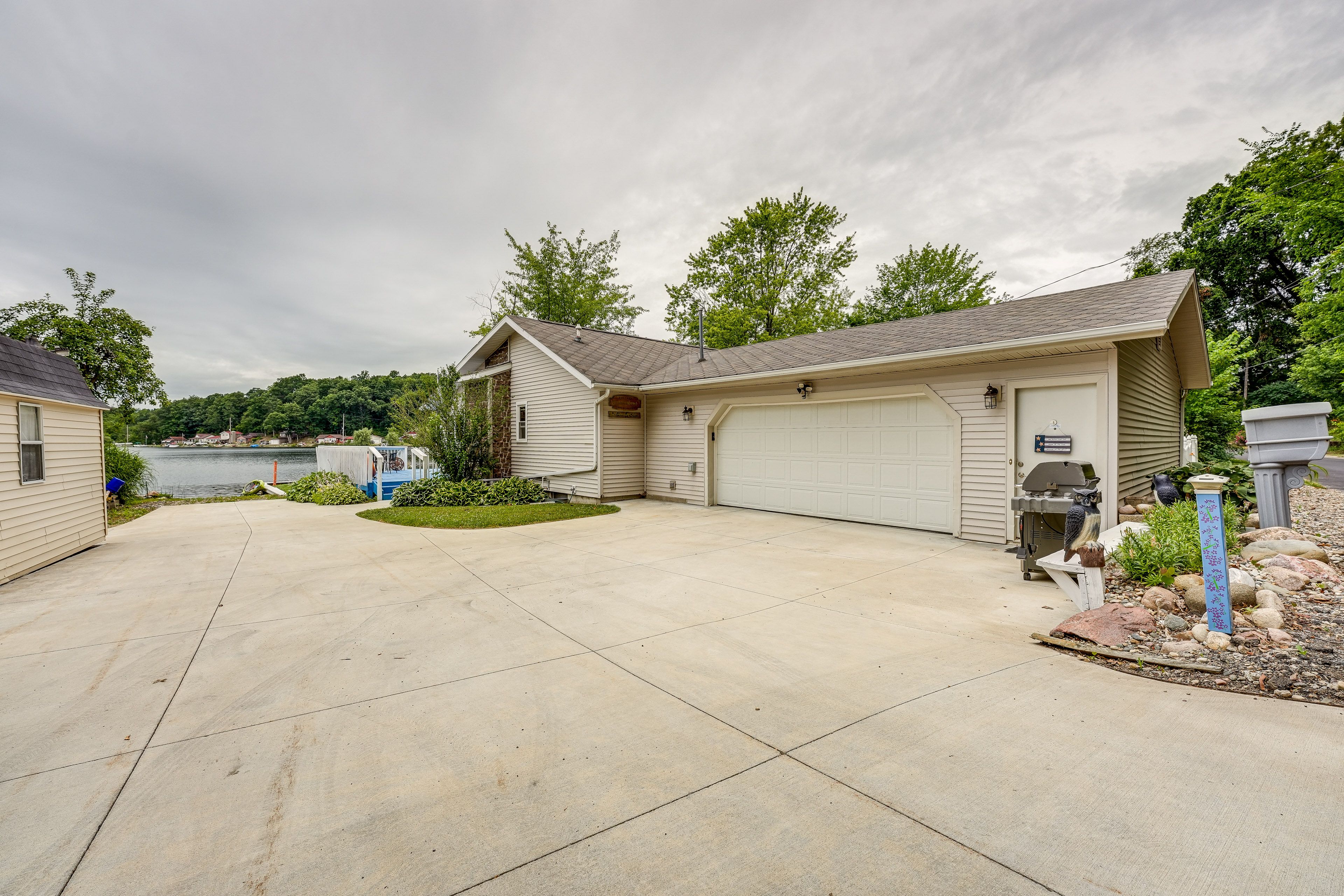 Parking | Driveway (4 Vehicles) | RV/Trailer Parking | Free Street Parking