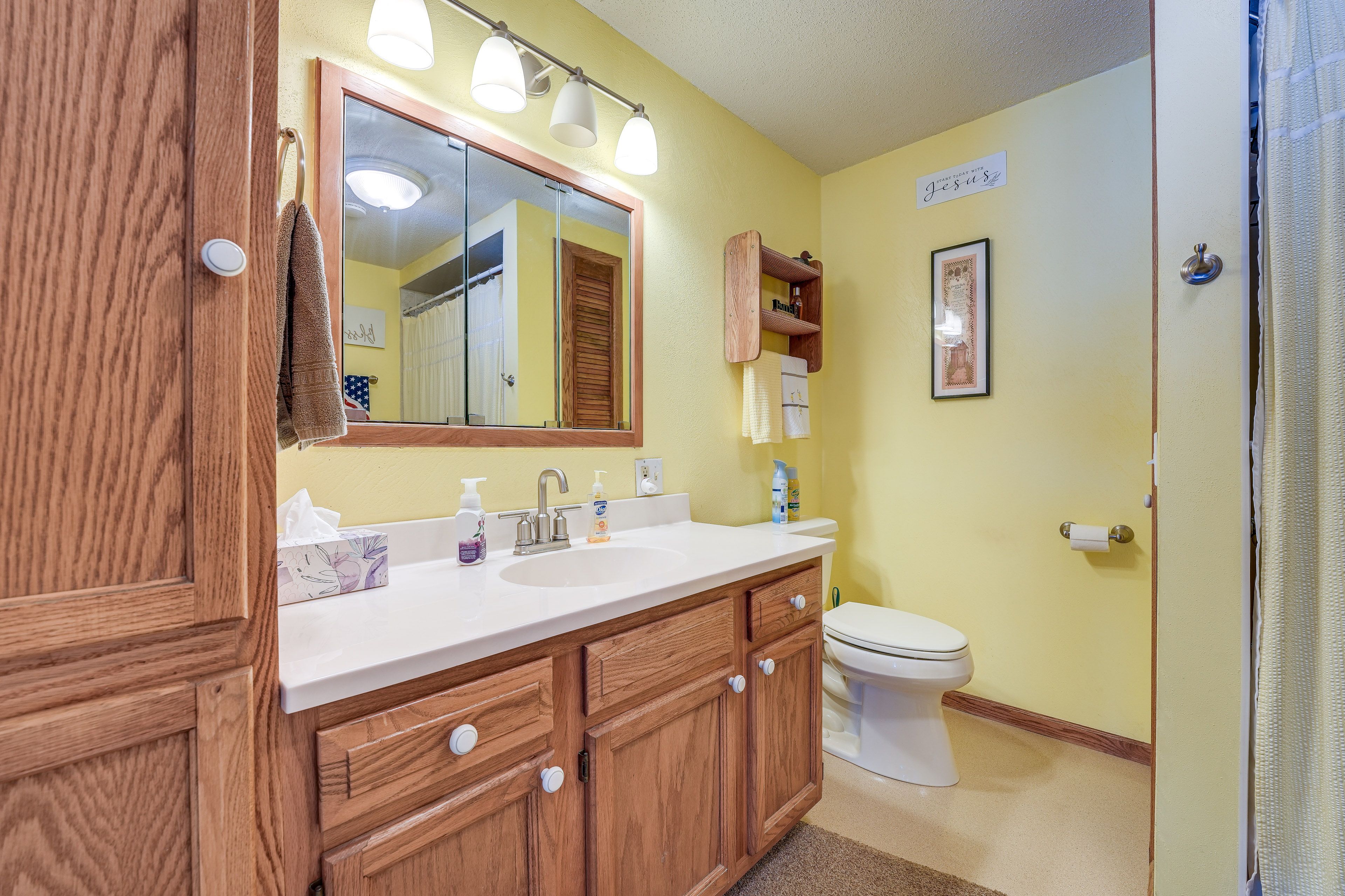Full Bathroom | Complimentary Toiletries | Towels Provided