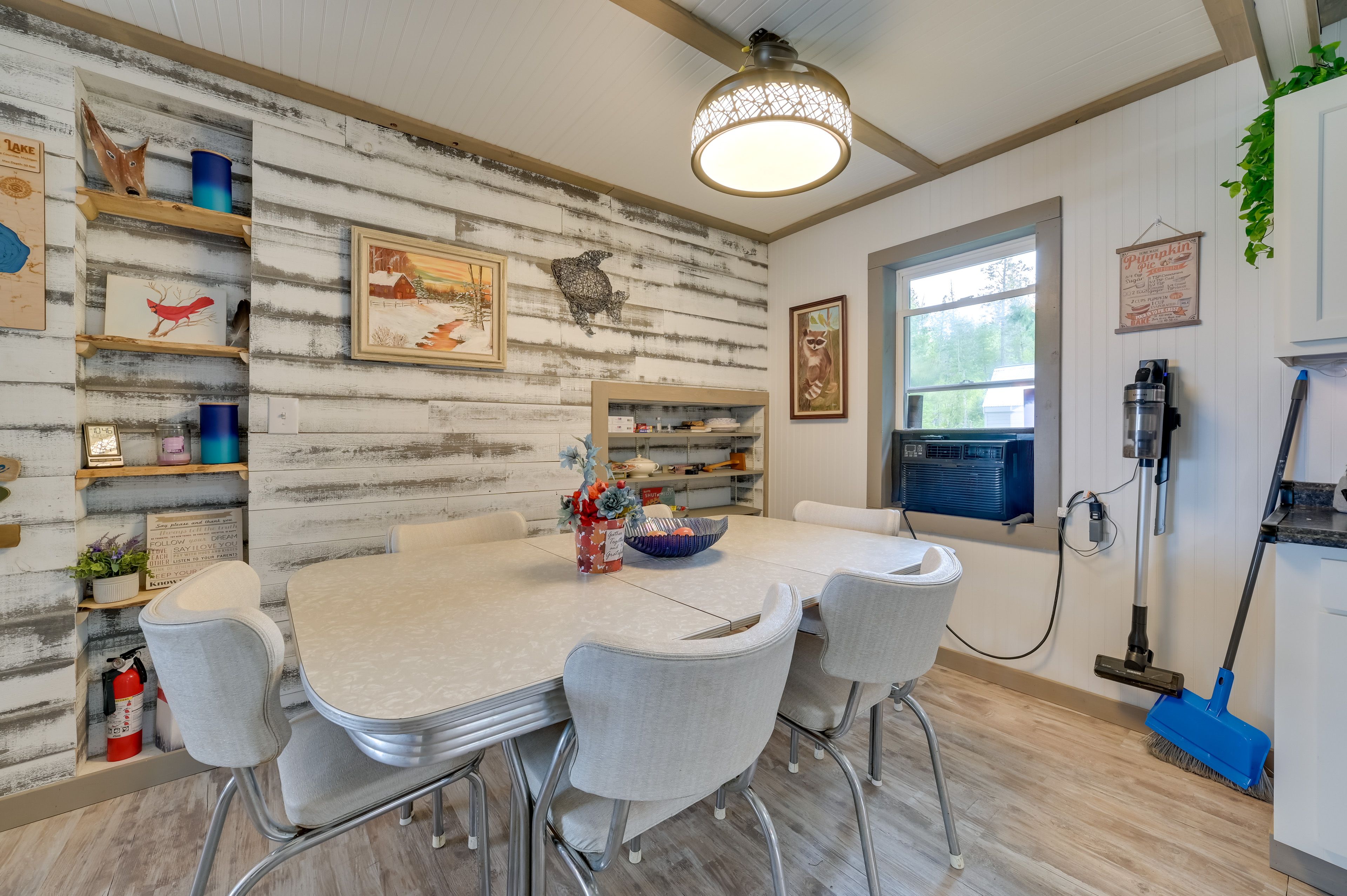 Dining Area | Dining Table | Dishware/Flatware