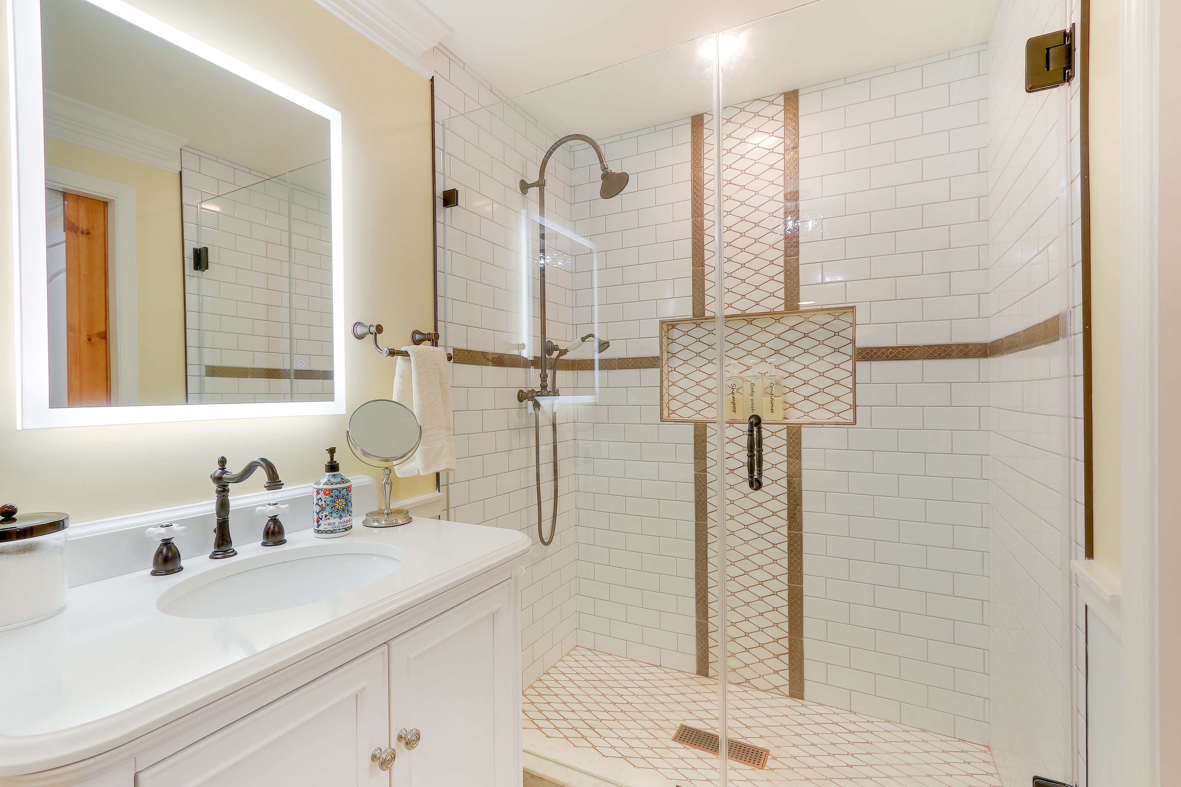 Full Bathroom | Clawfoot Tub | Complimentary Toiletries